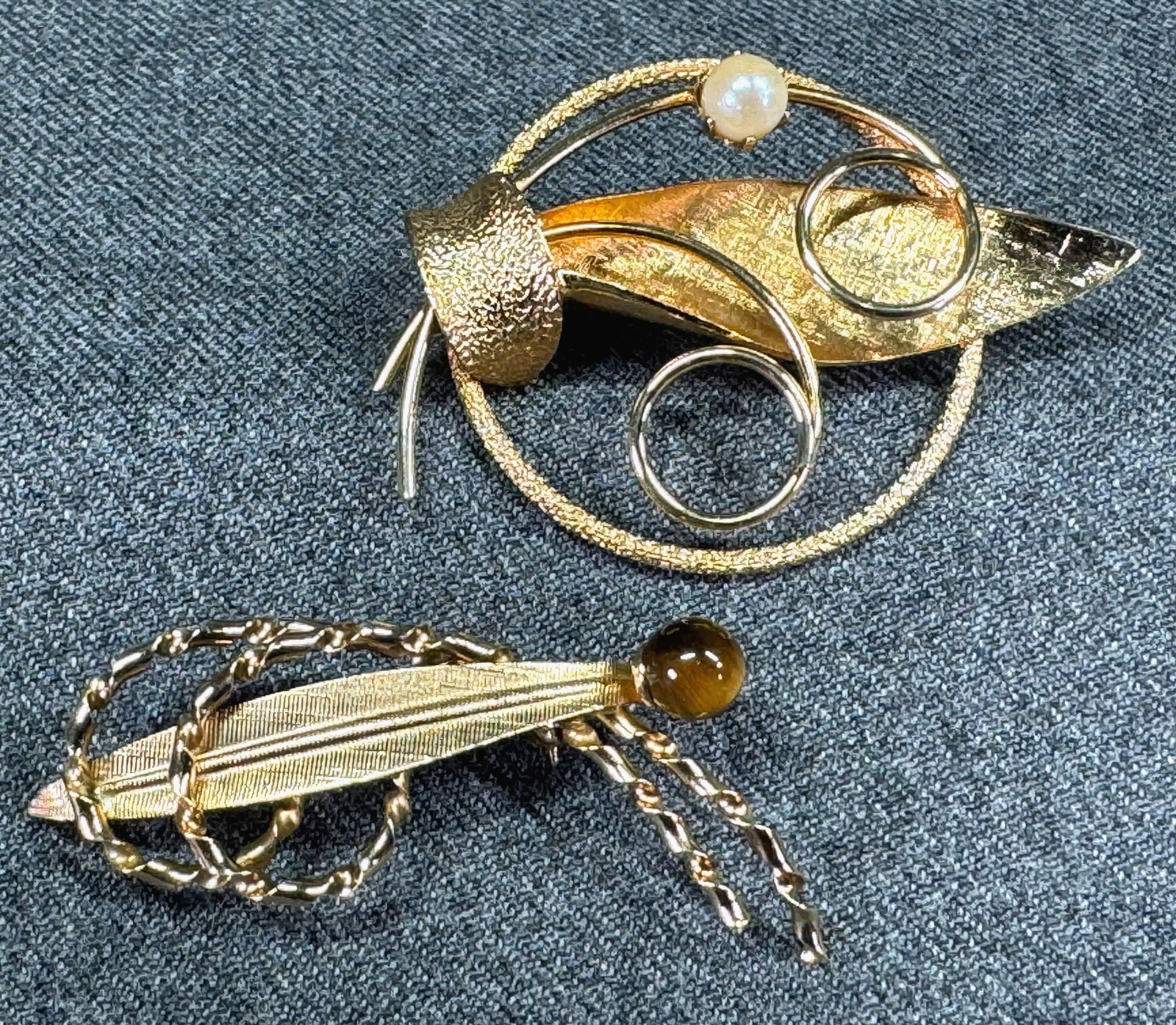 Vintage DCE Curtis pearyl & unbranded tiger eye gold filled pin brooches. (1 of 11)