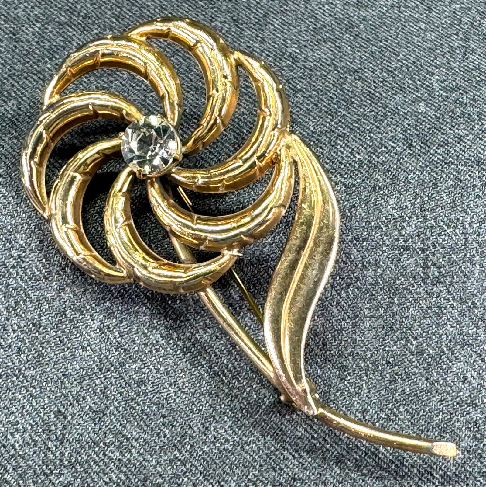 Vintage Flora clear crystal gold-filled pinwheel flower & leaf pin brooch.: IN HOUSE FLAT SHIPPING & HANDLING COST WITHIN ALL THE U.S. : 7 To bypass LiveShipping, and use our In-House shipping service for 7 or shipping combined for multiple lots, please select “Arrange 
