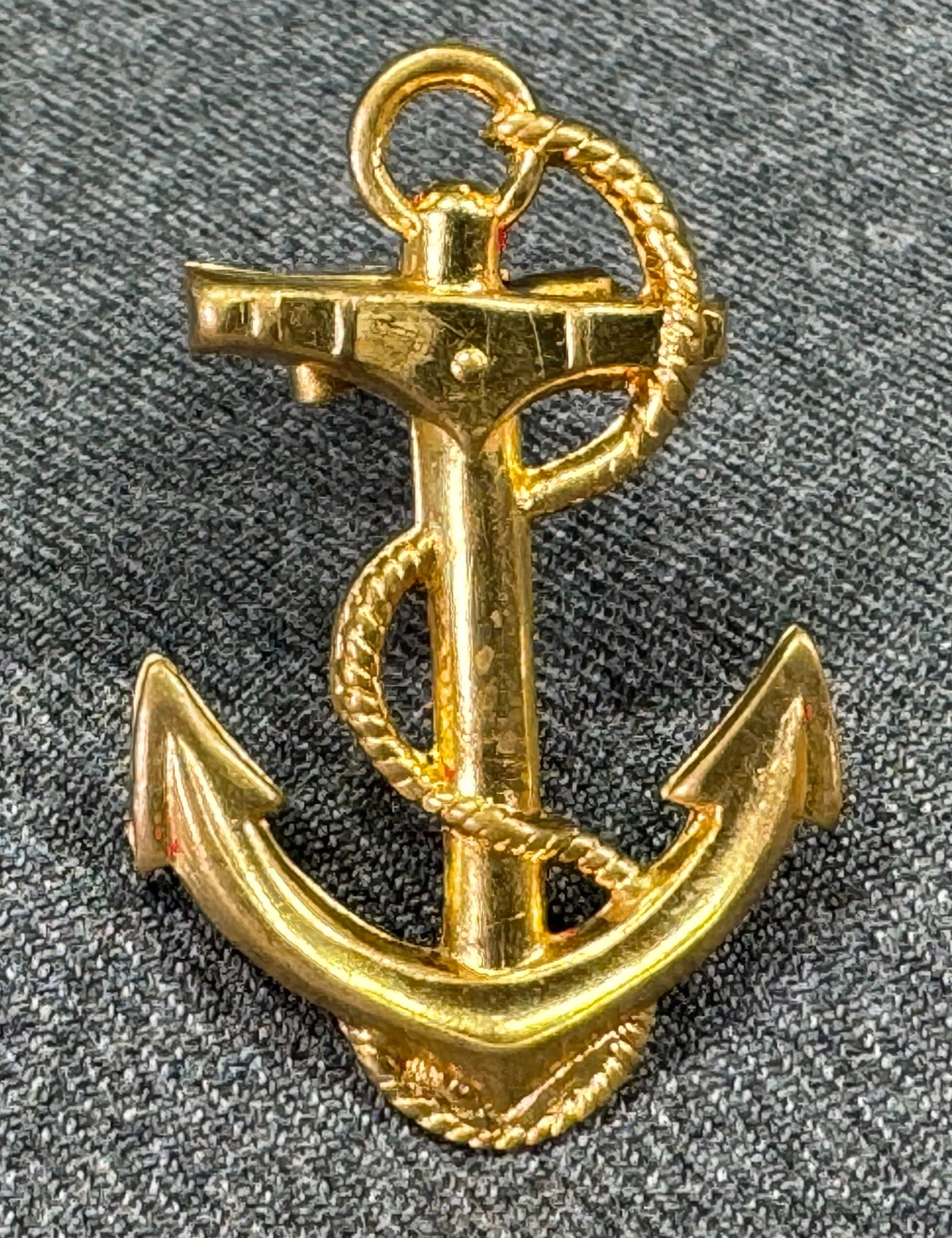 Vintage Navy anchor goldtone metal dress clip brooch.: IN HOUSE FLAT SHIPPING & HANDLING COST WITHIN ALL THE U.S. : 7 To bypass LiveShipping, and use our In-House shipping service for 7 or shipping combined for multiple lots, please select “Arrange 