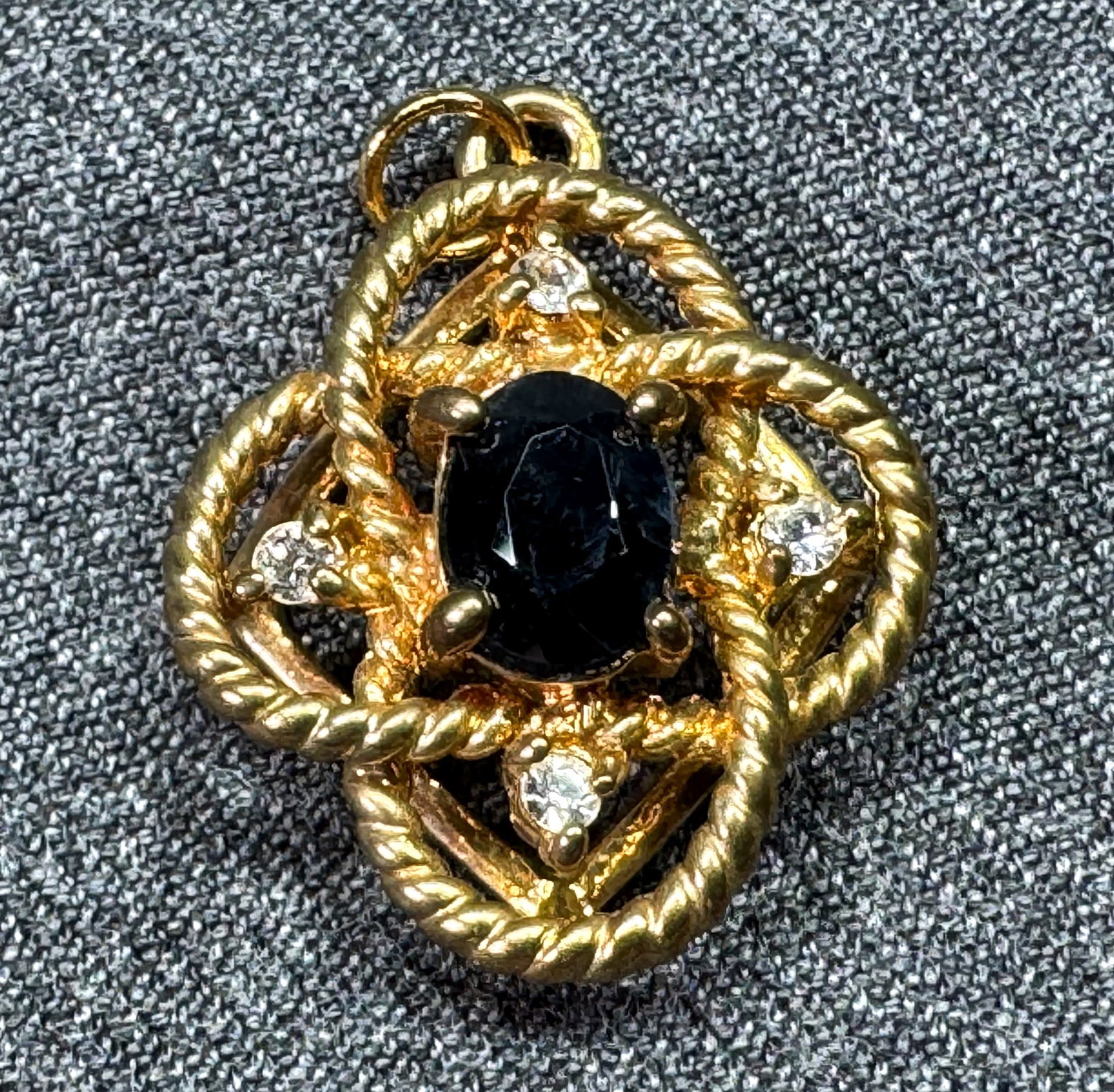 Vintage black crystal & rhinestone woven pendant charm. Gold-tone. *f: Vintage black crystal & rhinestone woven pendant charm. Gold-tone. Unmarked. For measures please refer to the pictures taken with a measuring tape. Weight: 4 Grams. IN HOUSE FLAT SHIPPING & HANDLING C