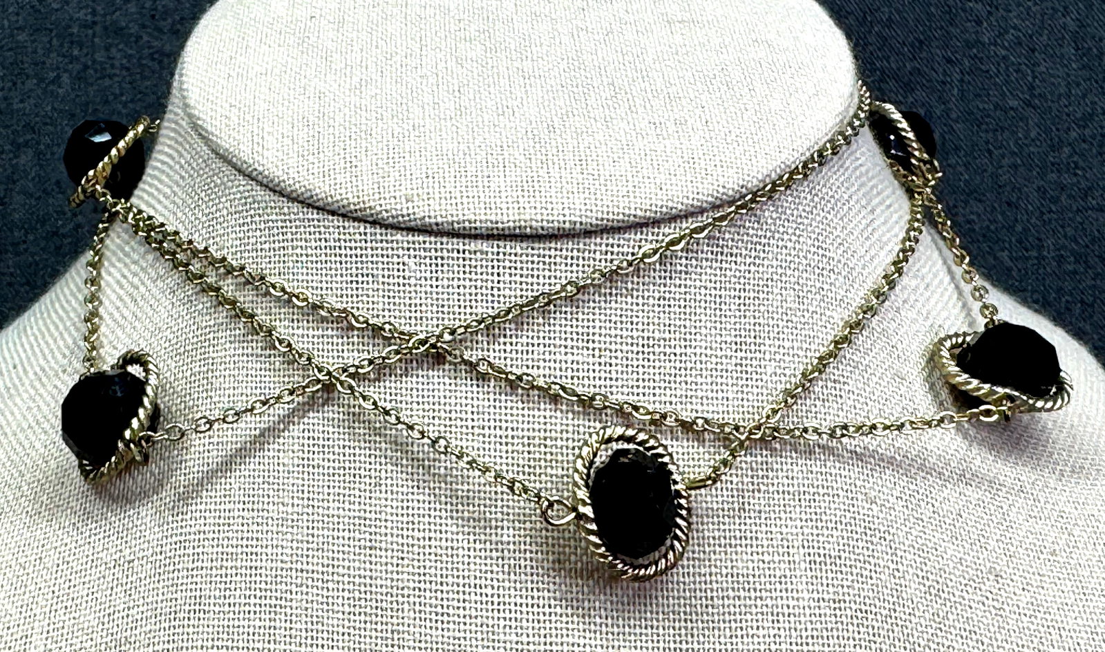 Vintage spining black glass beads gold-toned station necklace. *d: Vintage spining black glass beads gold-toned station necklace. Unmarked. For measures please refer to the pictures taken with a measuring tape. Weight: 20 Grams. IN HOUSE FLAT SHIPPING & HANDLING COST