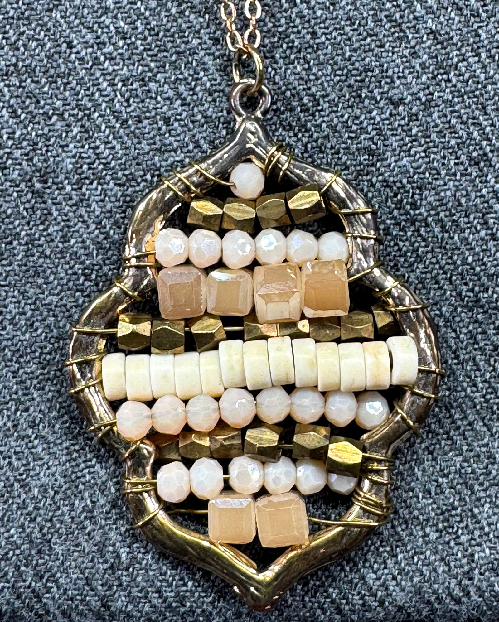 Vintage assorted wrapped beads medallion long chain necklace. *d: Vintage assorted wrapped beads medallion long chain necklace. Unmarked. For measures please refer to the pictures taken with a measuring tape. Weight: 10 Grams. IN HOUSE FLAT SHIPPING & HANDLING COST 