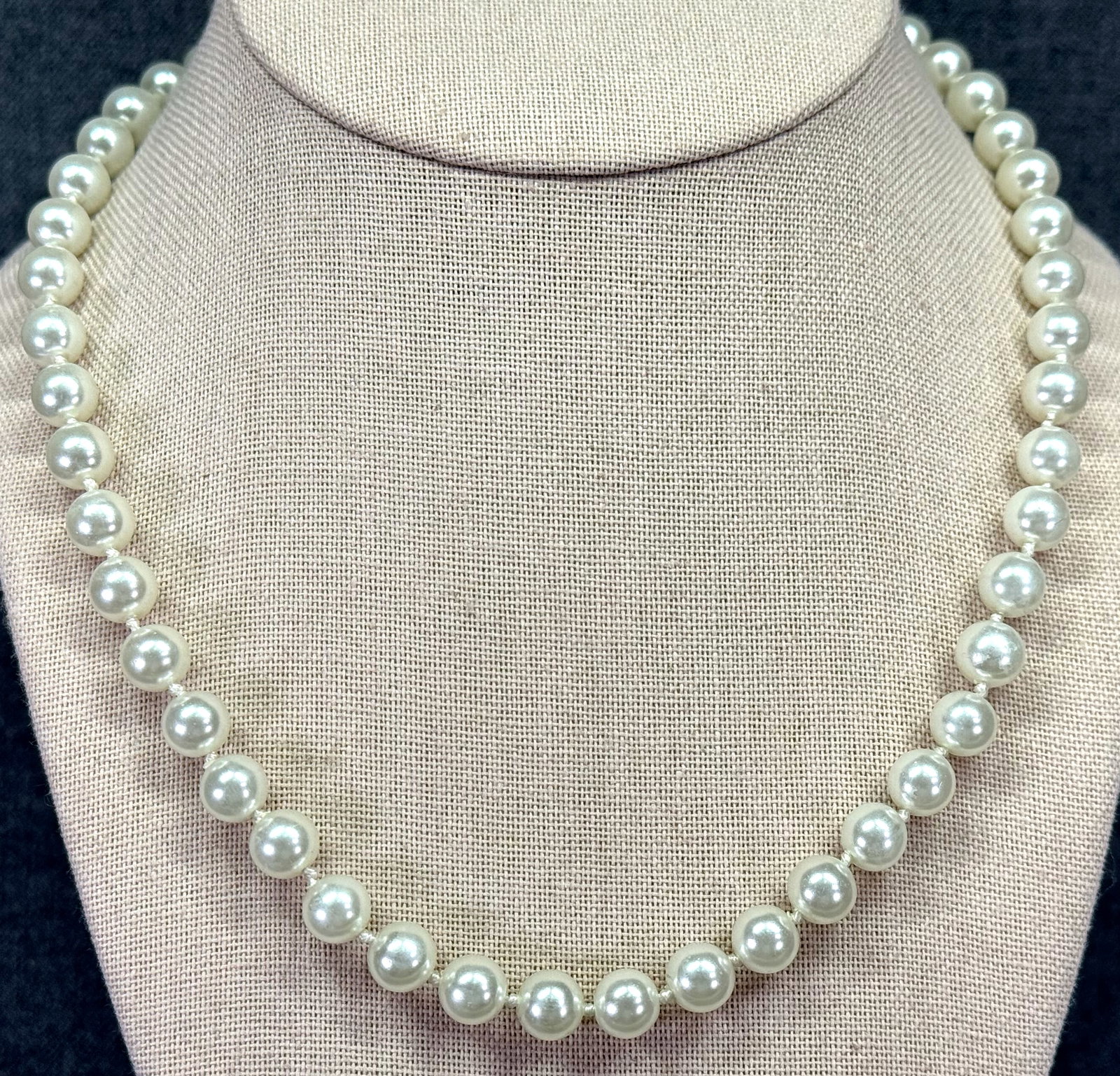 Vintage hand knotted in between pearly beads necklace.: IN HOUSE FLAT SHIPPING & HANDLING COST WITHIN ALL THE U.S. : $7 To bypass LiveShipping, and use our In-House shipping service for $7 or shipping combined for multiple lots, please select “Arrang