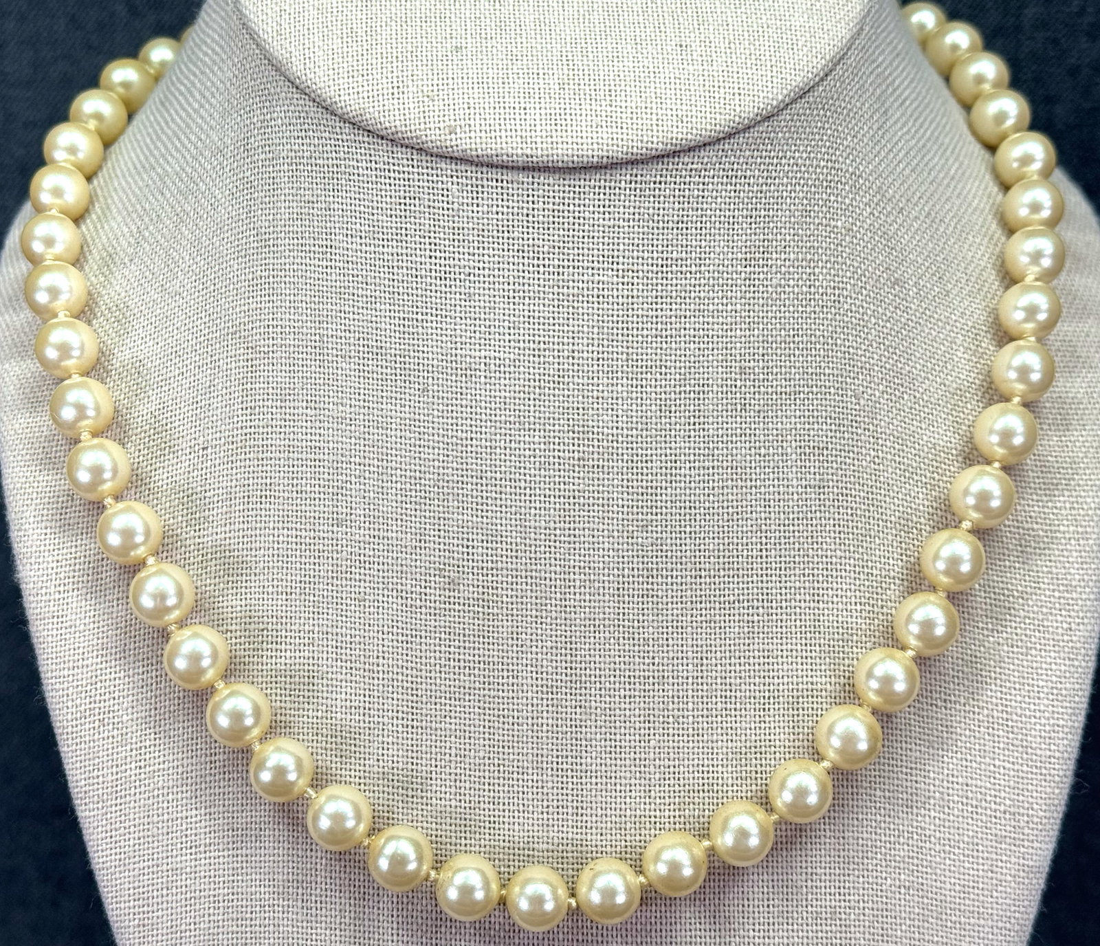 Vintage hand knotted in between pearly beads collar necklace: Vintage hand knotted in between pearly beads collar necklace. Unmarked. For measures please refer to the pictures taken with a measuring tape. Weight: 21 Grams. IN HOUSE FLAT SHIPPING & HANDLING COST 