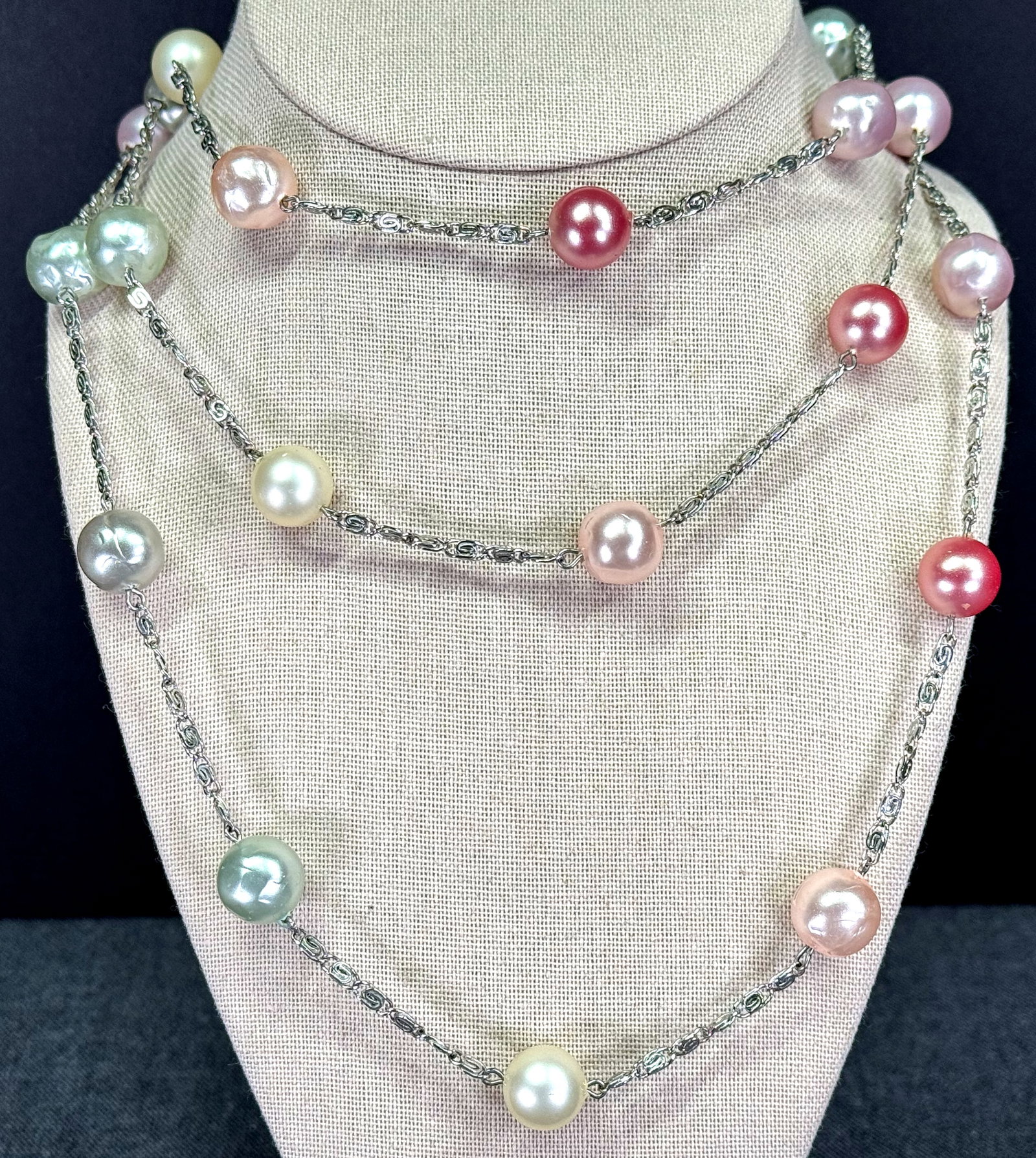 Vintage assorted color pearly beads silvertone metal flapper style necklace: IN HOUSE FLAT SHIPPING & HANDLING COST WITHIN ALL THE U.S. : 7 To bypass LiveShipping, and use our In-House shipping service for 7 or shipping combined for multiple lots, please select “Arrange 