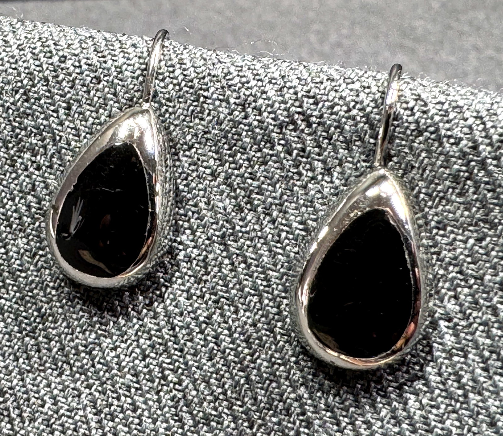 Vintage ATI Mexico black enamel sterling silver hook earrings: IN HOUSE FLAT SHIPPING & HANDLING COST WITHIN ALL THE U.S. : 7 To bypass LiveShipping, and use our In-House shipping service for 7 or shipping combined for multiple lots, please select “Arrange 