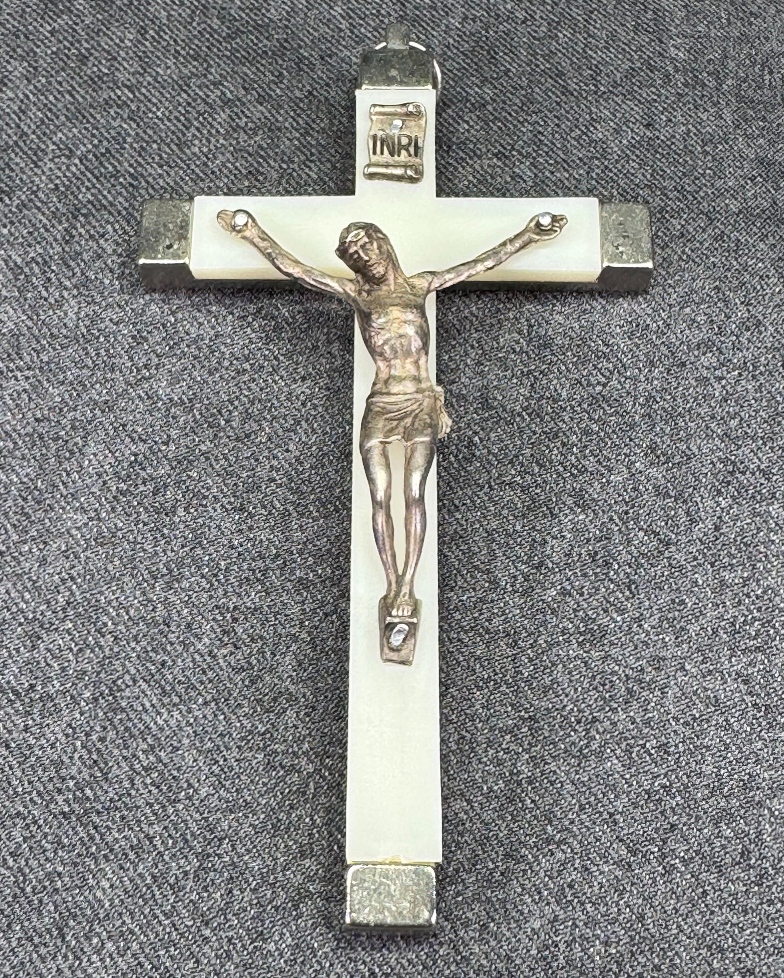 Vintage 1960s Italian Glow In The Dark Wall Crucifix . 4 3/4 Inches. *h: Vintage 1960s Italian Glow In The Dark Wall Crucifix . 4 3/4 Inches. Marked Italy For measures please refer to the pictures taken with a measuring tape. Weight: 16 Grams. IN HOUSE FLAT SHIPPING & HAND