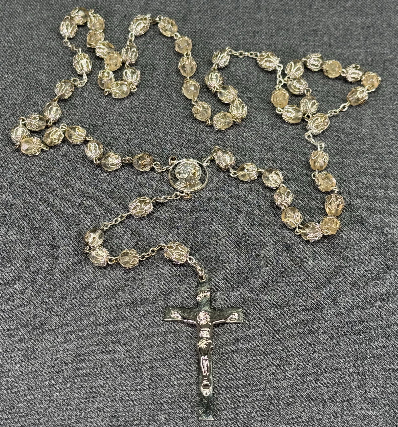Vintage clear glass beads silver-toned rosary. *f: Vintage clear glass beads silver-toned rosary Unmarked. For measures please refer to the pictures taken with a measuring tape. Weight: 32 Grams. IN HOUSE FLAT SHIPPING & HANDLING COST WITHIN ALL THE U