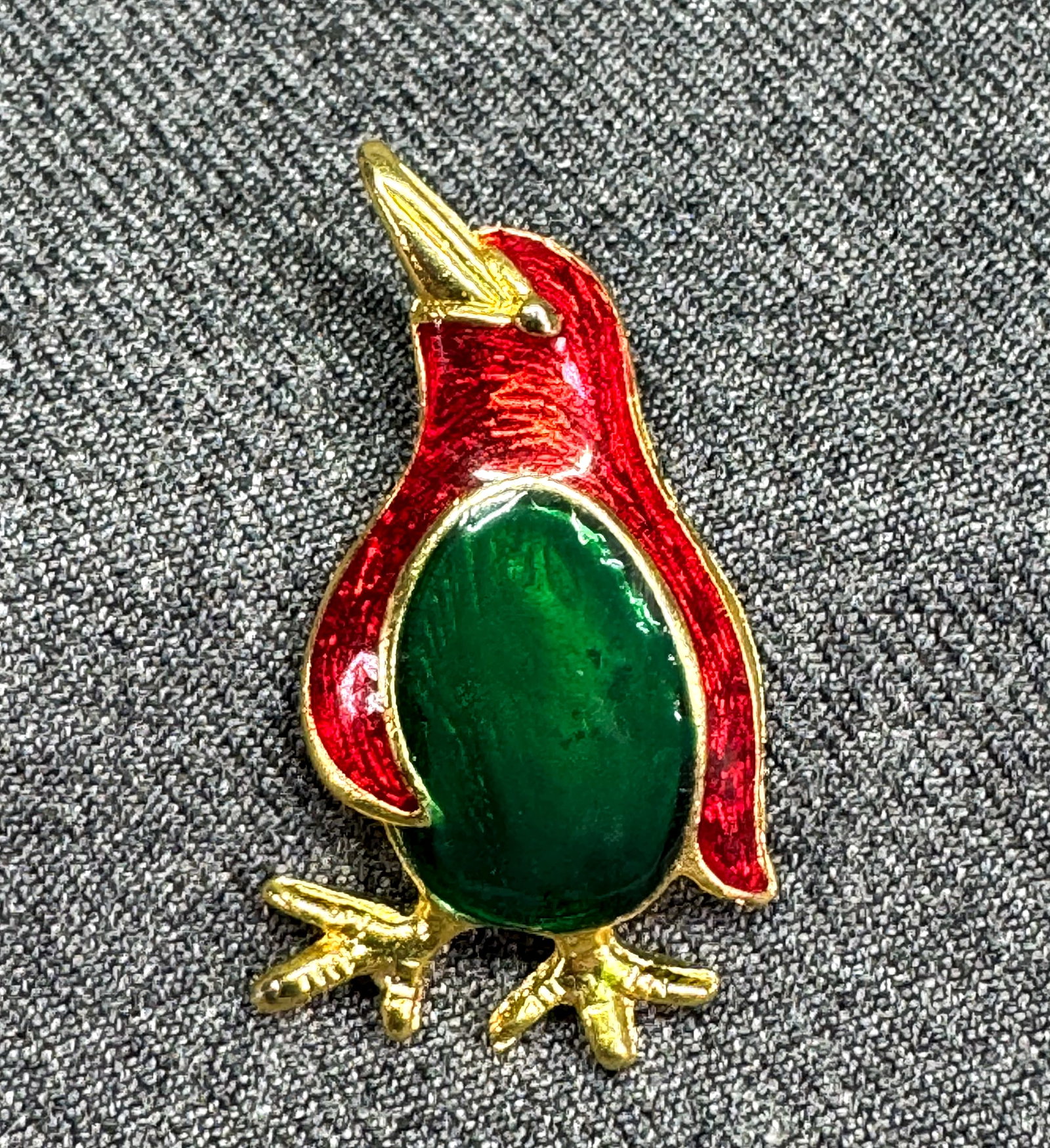 Vintage penguin pendant. Enamel, gold-tone. *f: Vintage penguin pendant. Enamel, gold-tone. Unmarked. For measures please refer to the pictures taken with a measuring tape. Weight: 6 Grams. IN HOUSE FLAT SHIPPING & HANDLING COST WITHIN ALL THE U.S.