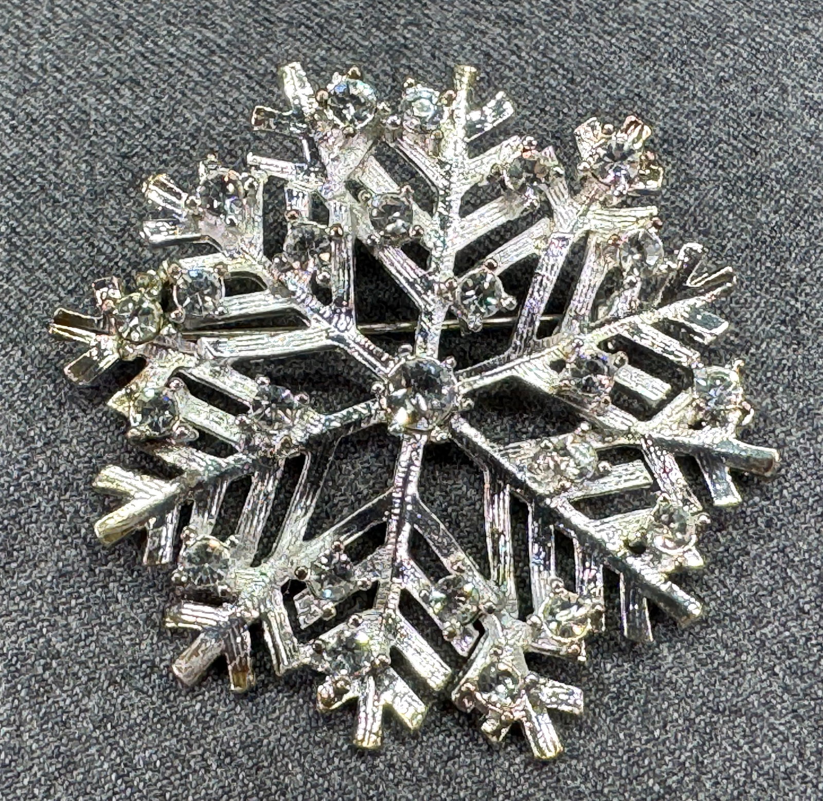 Vintage Eisenberg Ice Unmarked 1960s Snowflake Brooch Pin. *f: Vintage Eisenberg Ice Unmarked 1960s Snowflake Brooch Pin. Silver-tone & clear rhinestones. Unmarked. For measures please refer to the pictures taken with a measuring tape. Weight: 17 Grams. IN HOUSE 