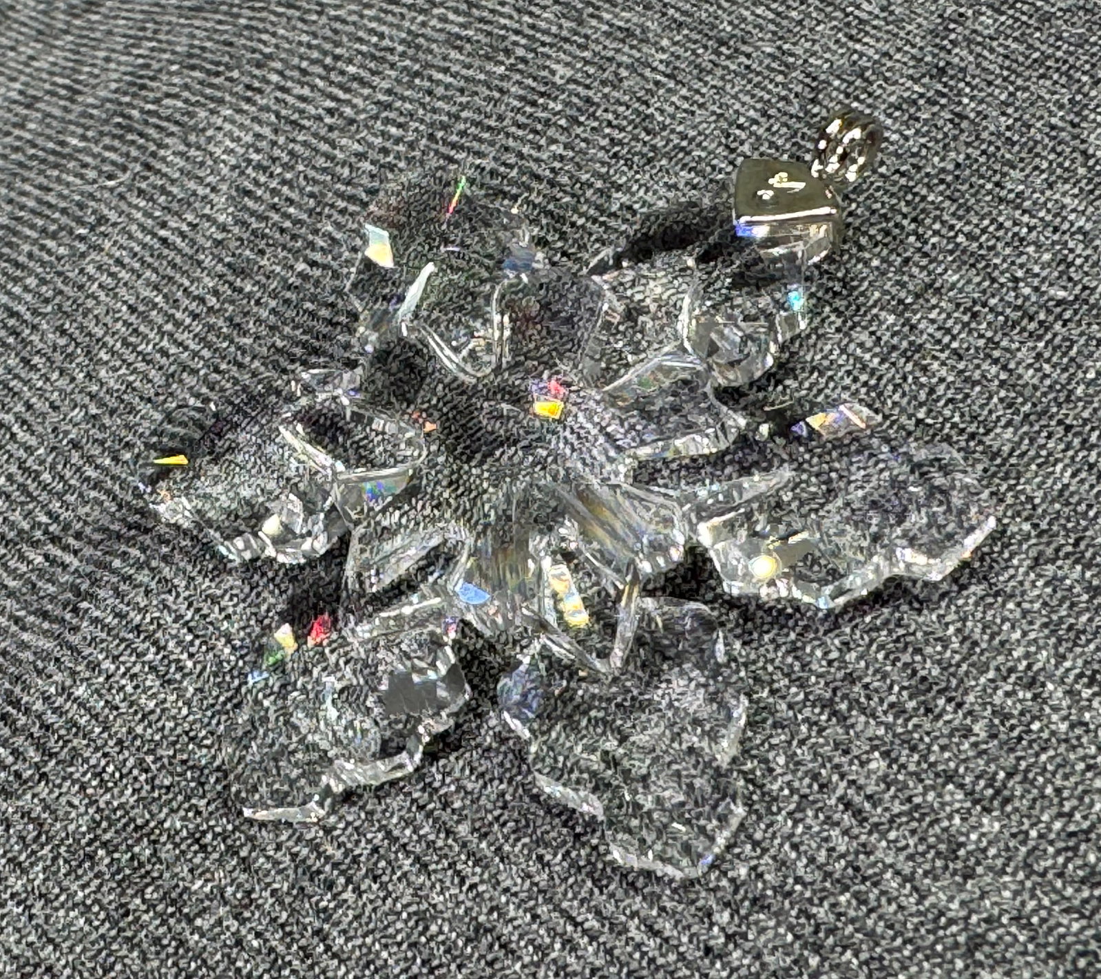 Swarovski Crystal 2008 Little Snowflake Ornament. *f: Swarovski Crystal 2008 Little Snowflake Ornament.Marked. For measures please refer to the pictures taken with a measuring tape. Weight: 11 Grams. IN HOUSE FLAT SHIPPING & HANDLING COST WITHIN ALL THE 