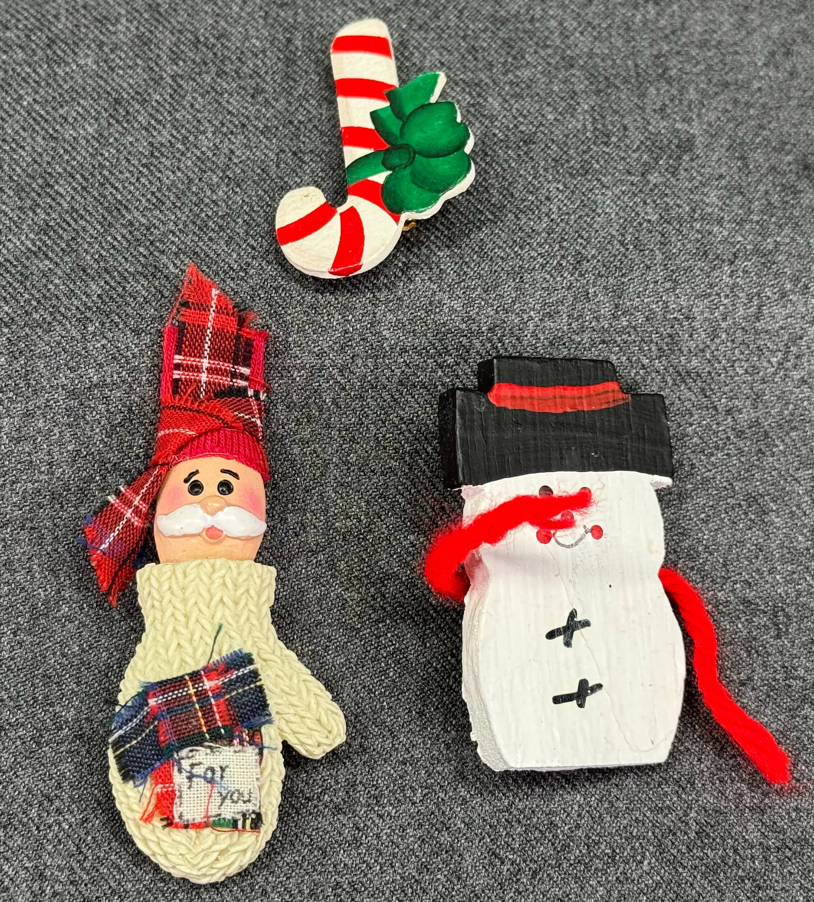 Vintage painted wood assorted Christmas pin and hook earrings: IN HOUSE FLAT SHIPPING & HANDLING COST WITHIN ALL THE U.S. : 7 To bypass LiveShipping, and use our In-House shipping service for 7 or shipping combined for multiple lots, please select “Arrange 