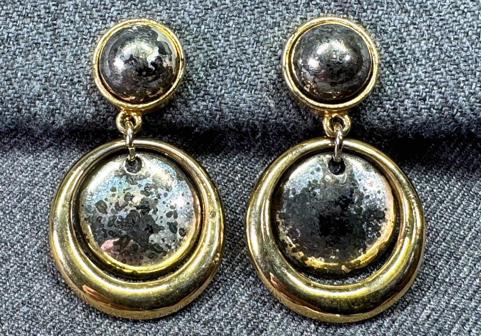 Vintage 80s Liz Claiborne textured beads gold-toned clip earrings: Vintage 80s Liz Claiborne textured beads gold-toned clip earrings. Marked For measures please refer to the pictures taken with a measuring tape. Weight: 22 Grams. For measures please refer to the pict