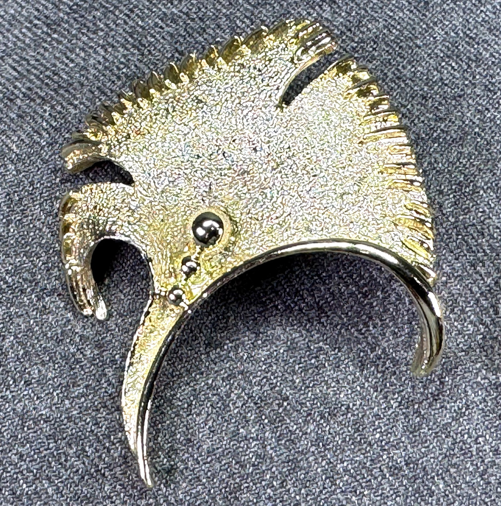 Vintage Floral Brooch Pin. Textured Gold-Tone. *f: Vintage Ribbon Knot Brooch Pin. Openwork Textured Gold-Tone. Unmarked For measures please refer to the pictures taken with a measuring tape. Weight: 20 Grams. IN HOUSE FLAT SHIPPING & HANDLING COST WI