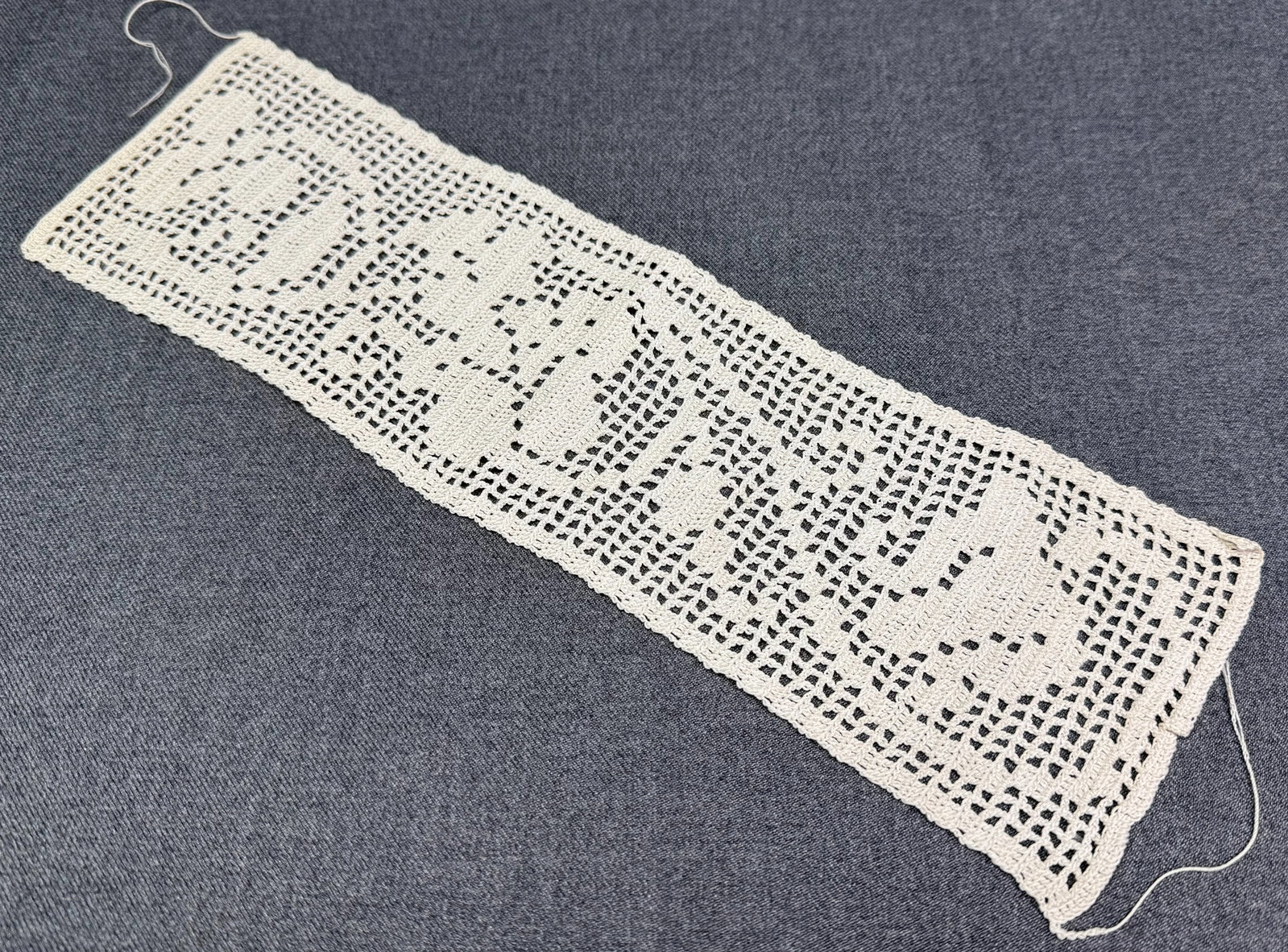 Vintage fillet crochet lace small runner trim applique. *b: Vintage fillet crochet lace small runner trim applique. Unmarked. For measures please refer to the pictures taken with a measuring tape. Weight: 9 Grams. IN HOUSE FLAT SHIPPING & HANDLING COST WITHIN 