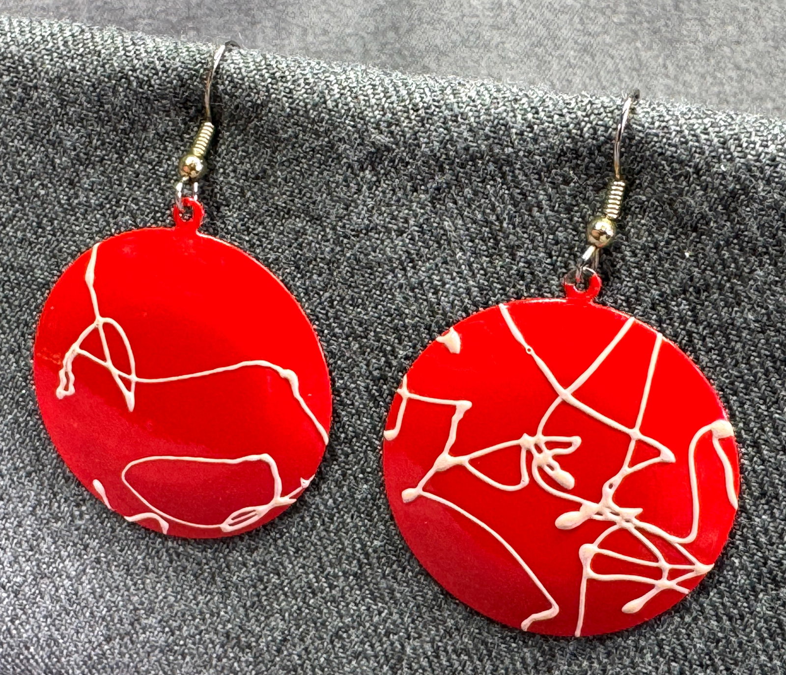 Vintage white & red enamel metal hook earrings: IN HOUSE FLAT SHIPPING & HANDLING COST WITHIN ALL THE U.S. : $7 To bypass LiveShipping, and use our In-House shipping service for $7 or shipping combined for multiple lots, please select “Arrang