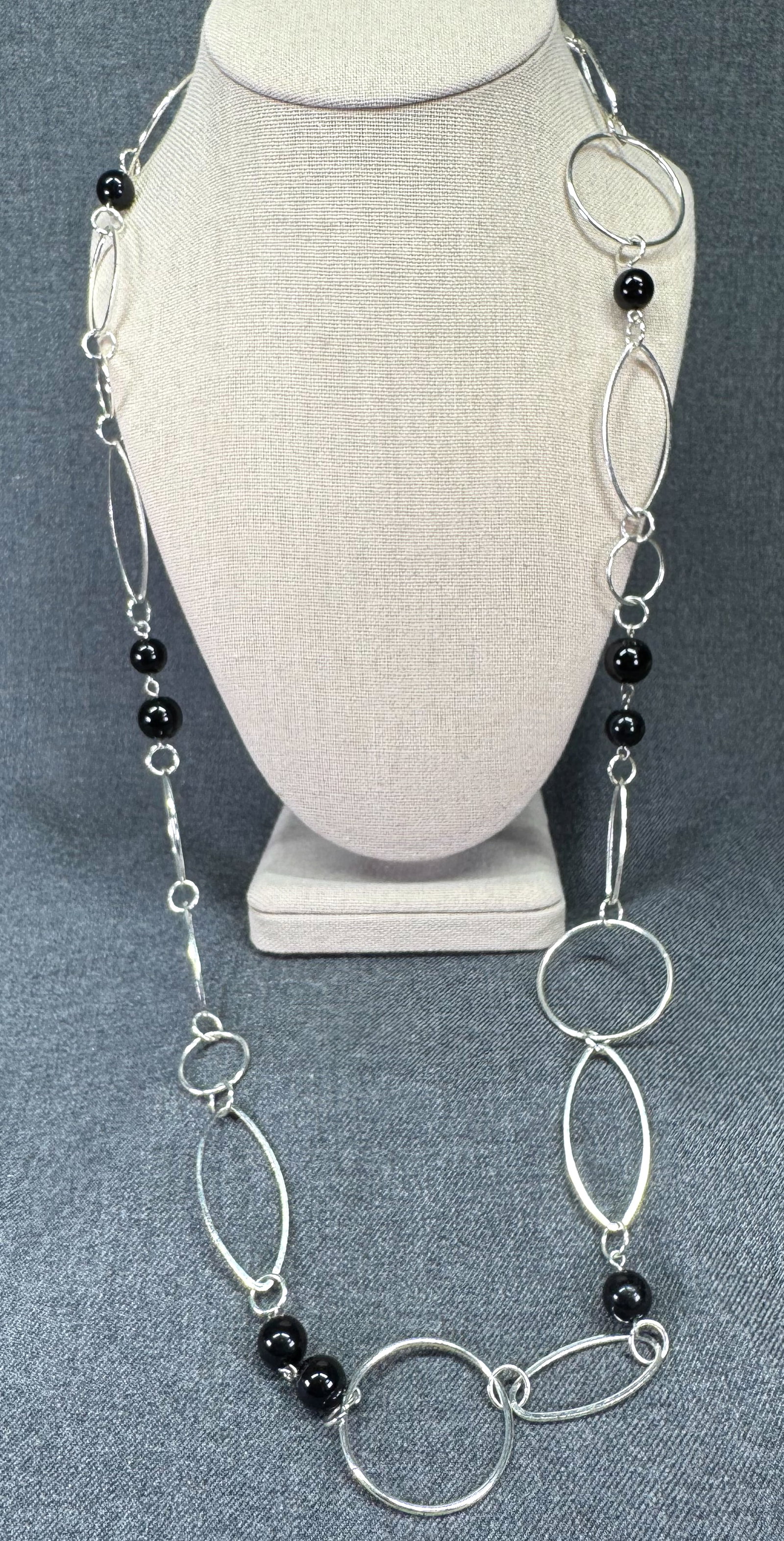 Vintage 90s flapper style black plastic beads silver-toned chain necklace: IN HOUSE FLAT SHIPPING & HANDLING COST WITHIN ALL THE U.S. : 7 To bypass LiveShipping, and use our In-House shipping service for 7 or shipping combined for multiple lots, plase select “Arrange Y