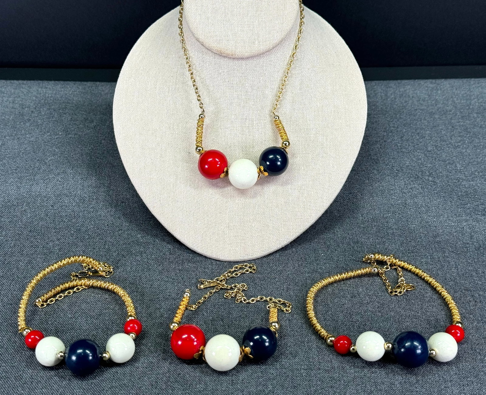 Vintage assorted patriotic plastic beads goldtone metal choker necklaces.: IN HOUSE FLAT SHIPPING & HANDLING COST WITHIN ALL THE U.S. : 7 To bypass LiveShipping, and use our In-House shipping service for 7 or shipping combined for multiple lots, please select “Arrange 