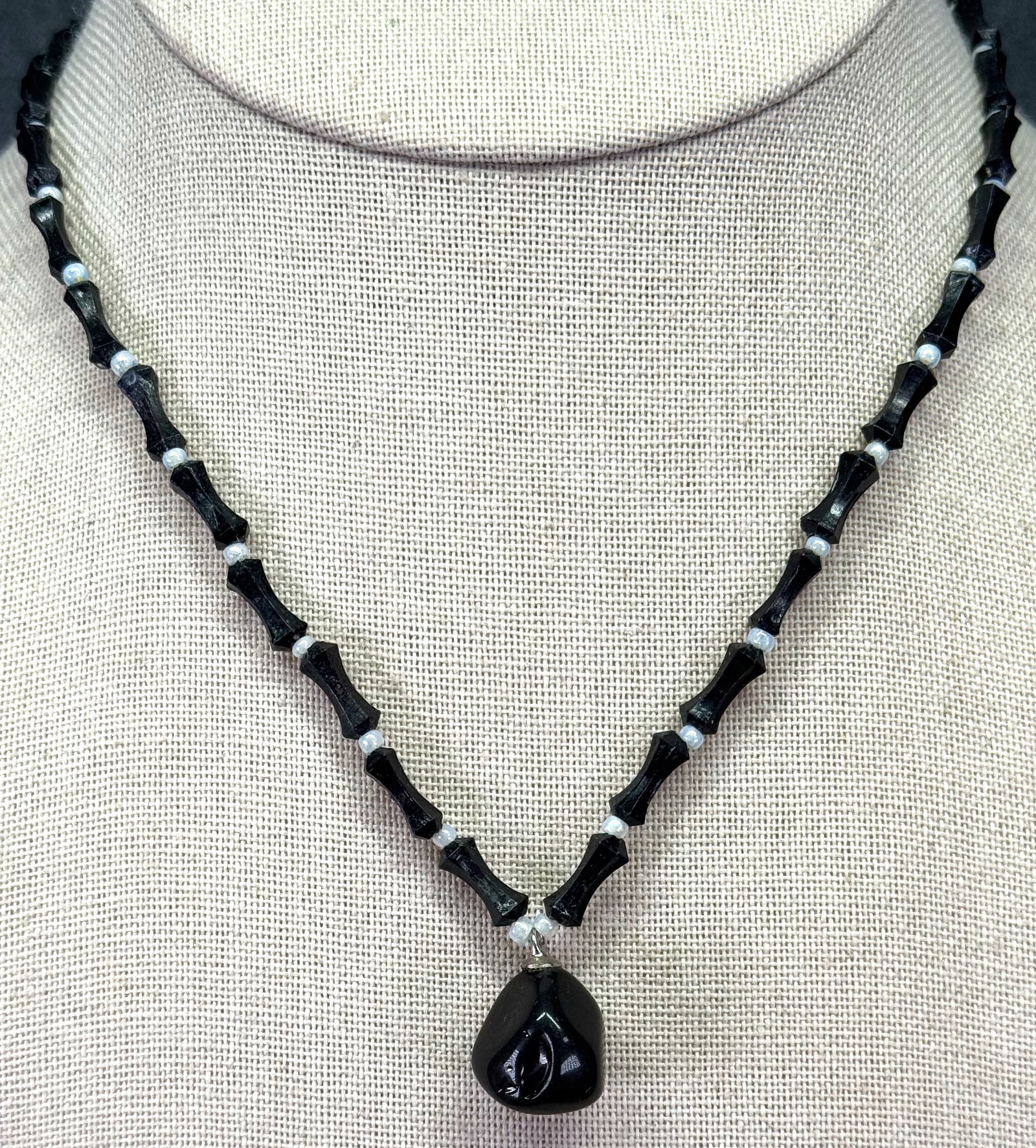 Vintage black & pearly plastic beads necklace with dangle: IN HOUSE FLAT SHIPPING & HANDLING COST WITHIN ALL THE U.S. : $7 To bypass LiveShipping, and use our In-House shipping service for $7 or shipping combined for multiple lots, please select “Arrang