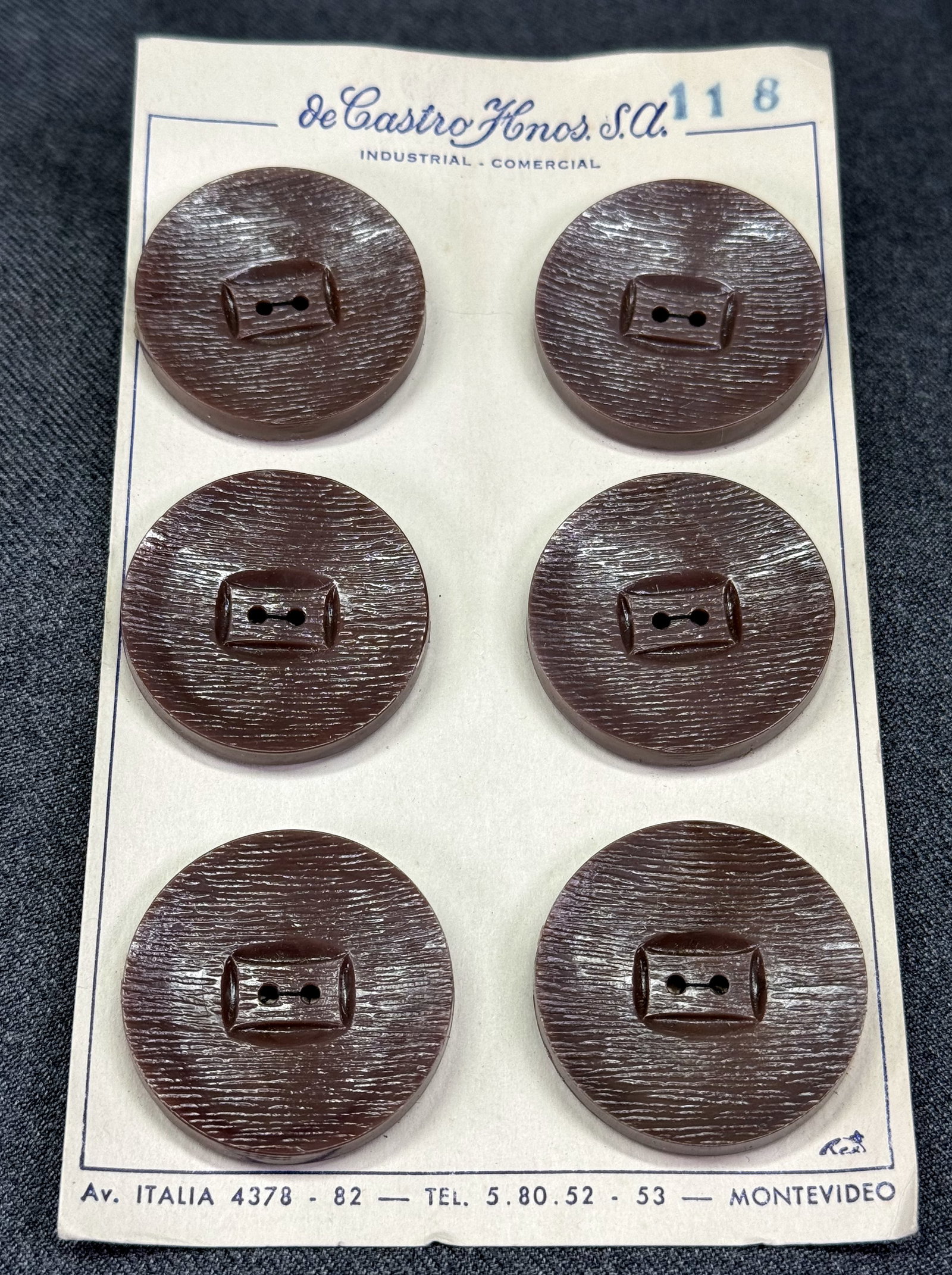 Vintage textured brown plastic buttons. 36 in total. Unused: Vintage textured brown plastic buttons. 36 in total. Unused. Some unstitched from their cards, For measures please refer to the pictures taken with a measuring tape. Weight: 130 Grams. IN HOUSE FLAT S