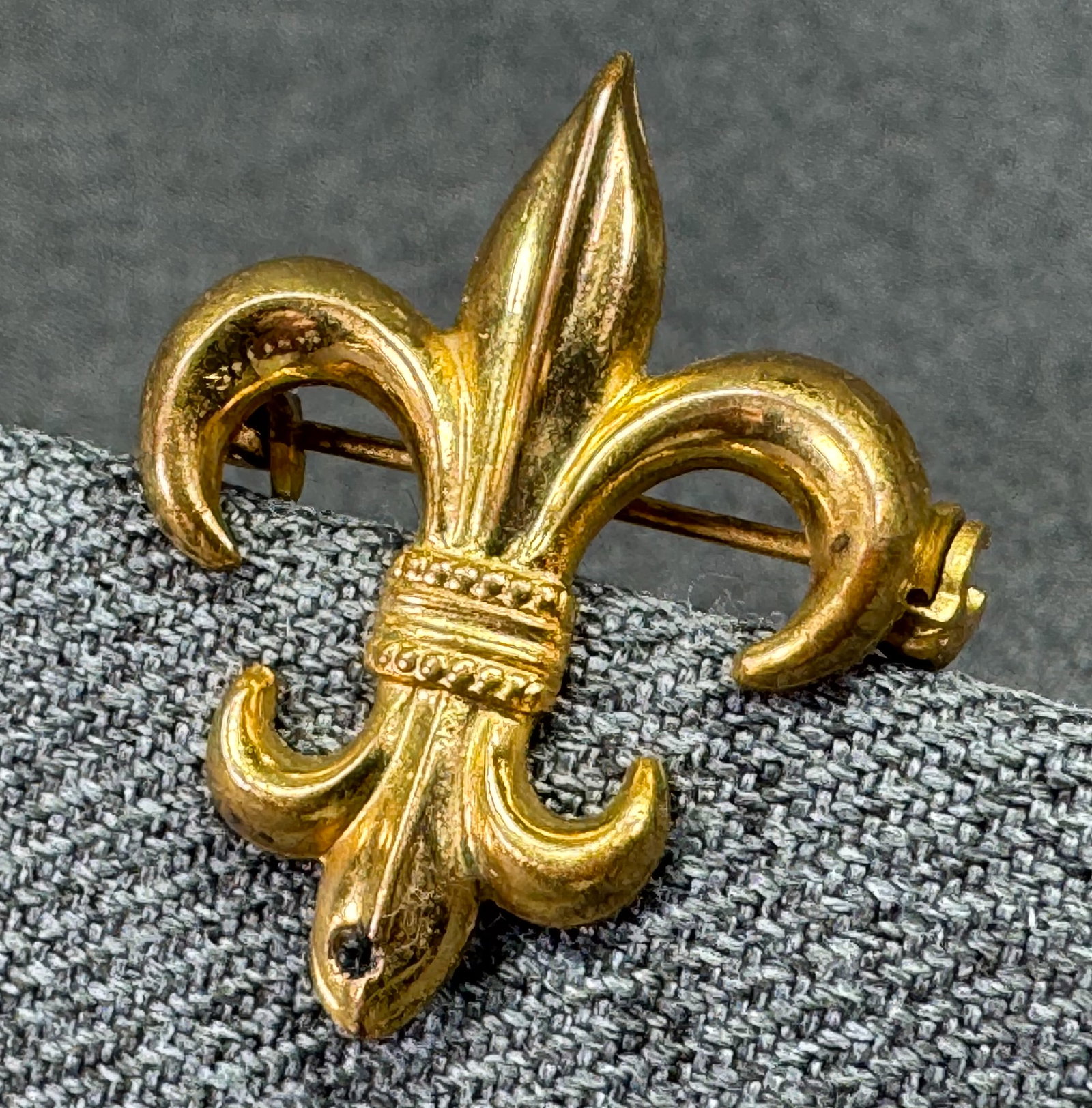 Vintage Gold-tone Fleur de Lis Watch Pin Chatelaine Brooch. *L: Vintage Gold-tone Fleur de Lis Watch Pin Chatelaine Brooch. Unmarked. For measures please refer to the pictures taken with a measuring tape. Weight: 3 Grams. IN HOUSE FLAT SHIPPING & HANDLING COST WIT