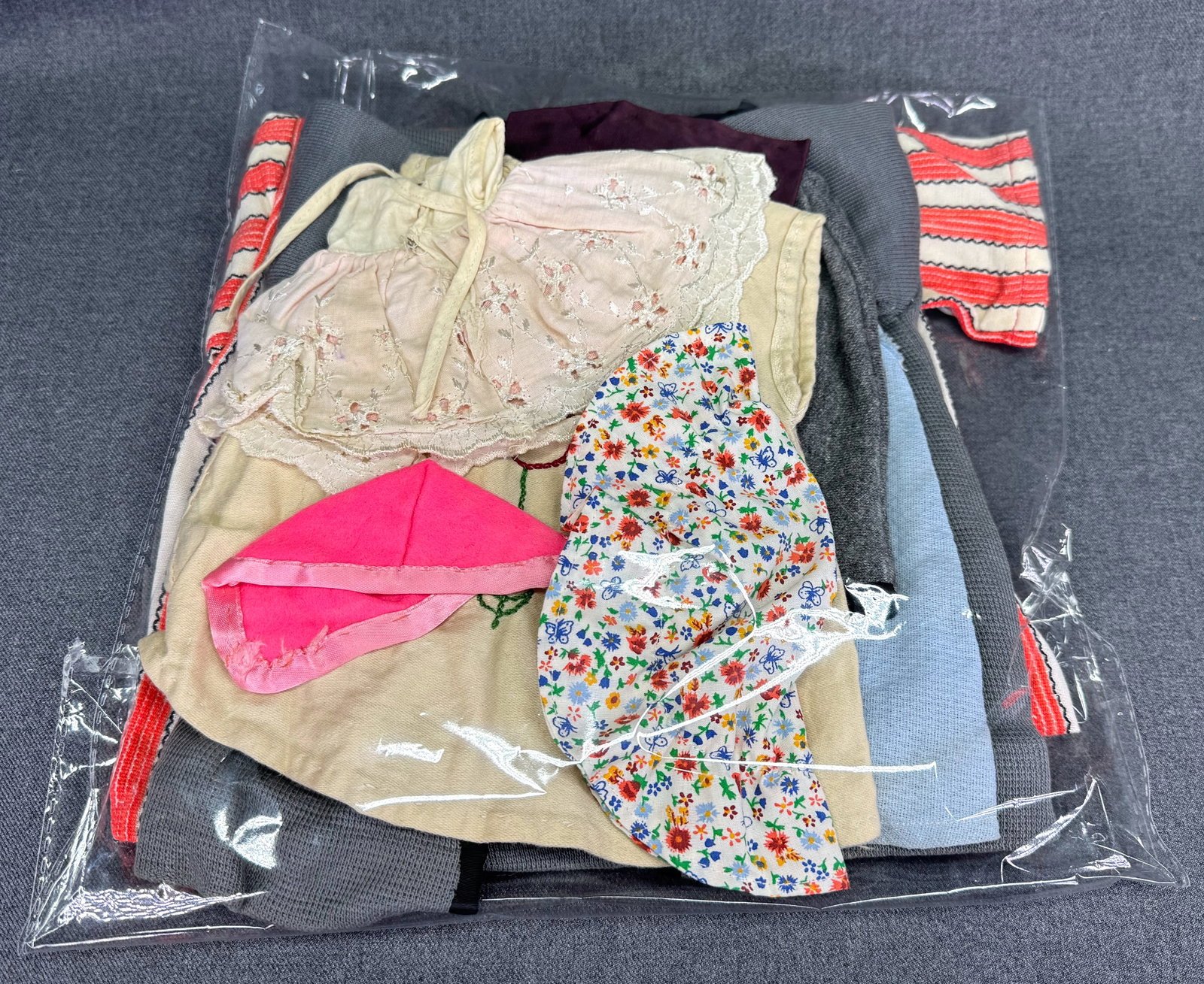 Vintage Doll Clothes Surprise Bag – Mix of Retro Outfits & Accessories.: Vintage Doll Clothes Surprise Bag – Mix of Retro Outfits & Accessories. For measures please refer to the pictures taken with a measuring tape. IN HOUSE FLAT SHIPPING & HANDLING COST WITHIN ALL THE U