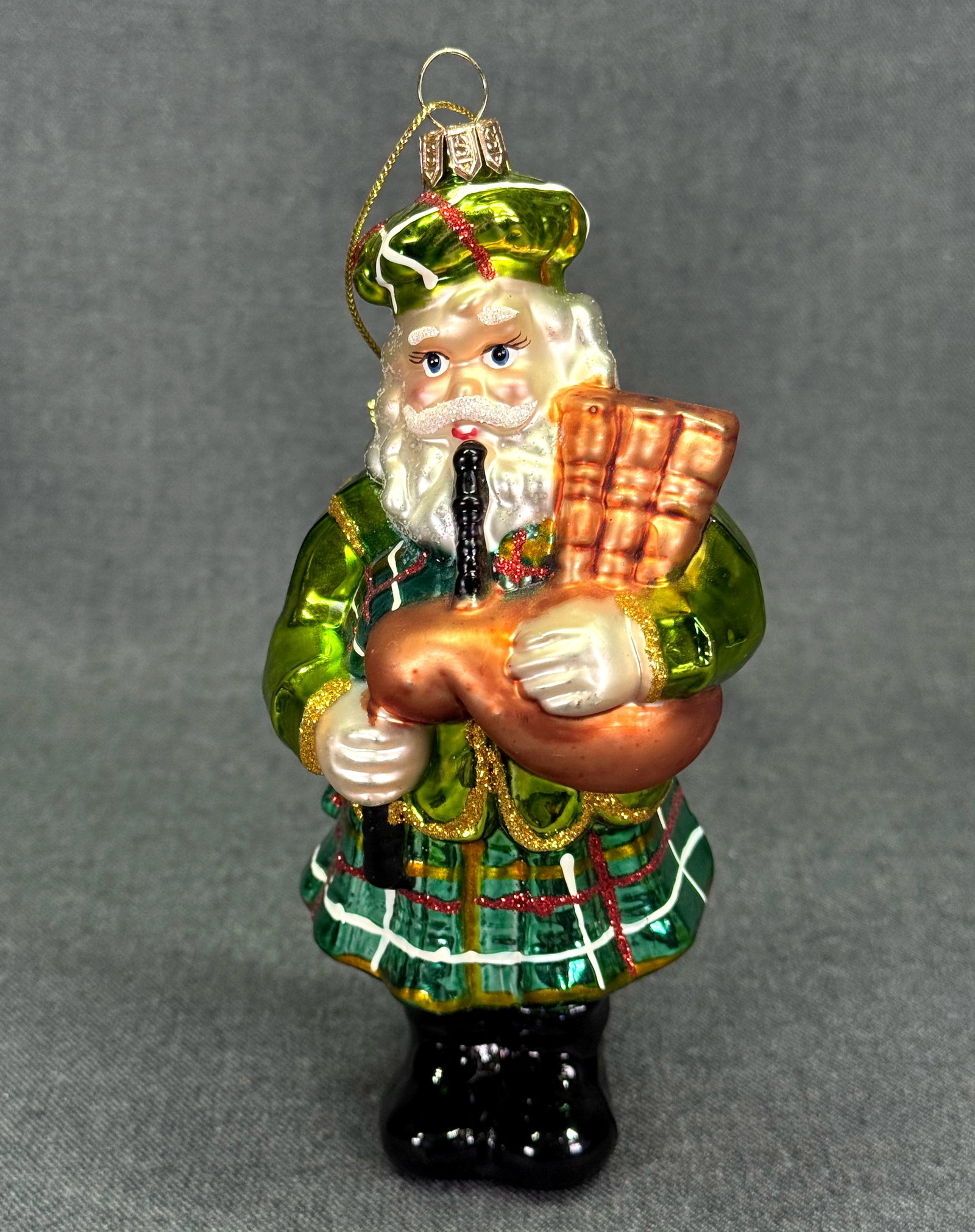 Vintage Summit Blown Glass Scottish Santa with Bagpipes Christmas Ornament. *L: Vintage Summit Blown Glass Scottish Santa with Bagpipes Christmas Ornament. Marked. For measures please refer to the pictures taken with a measuring tape. Weight: 45 Grams. IN HOUSE FLAT SHIPPING & HA