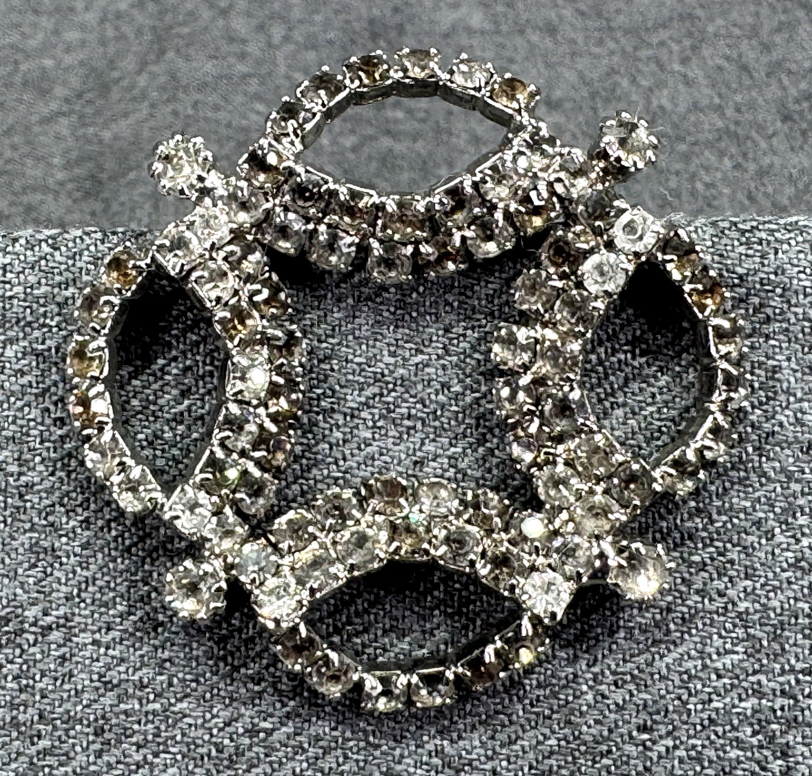 Vintage Two-Tone Smoky Grey & Clear Rhinestone Pin Brooch. *L: Vintage Two-Tone Smoky Grey & Clear Rhinestone Pin Brooch. Silver-tone. Unmarked. For measures please refer to the pictures taken with a measuring tape. Weight: 14 Grams. IN HOUSE FLAT SHIPPING & HAND
