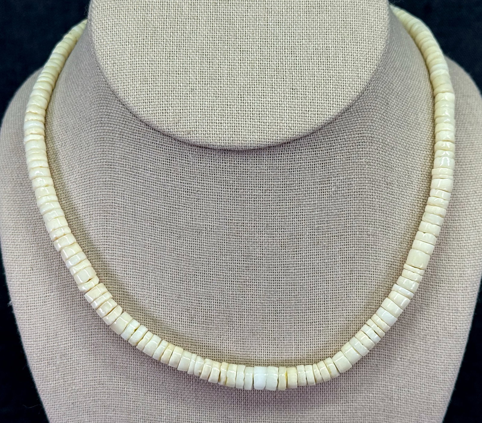 Vintage Hawaiian Style Graduated White Clam Shell Heishi Choker Necklace. *L: Vintage Hawaiian Style Graduated White Clam Shell Heishi Choker Necklace.Unmarked. For measures please refer to the pictures taken with a measuring tape. Weight: 26 Grams. IN HOUSE FLAT SHIPPING & HAN