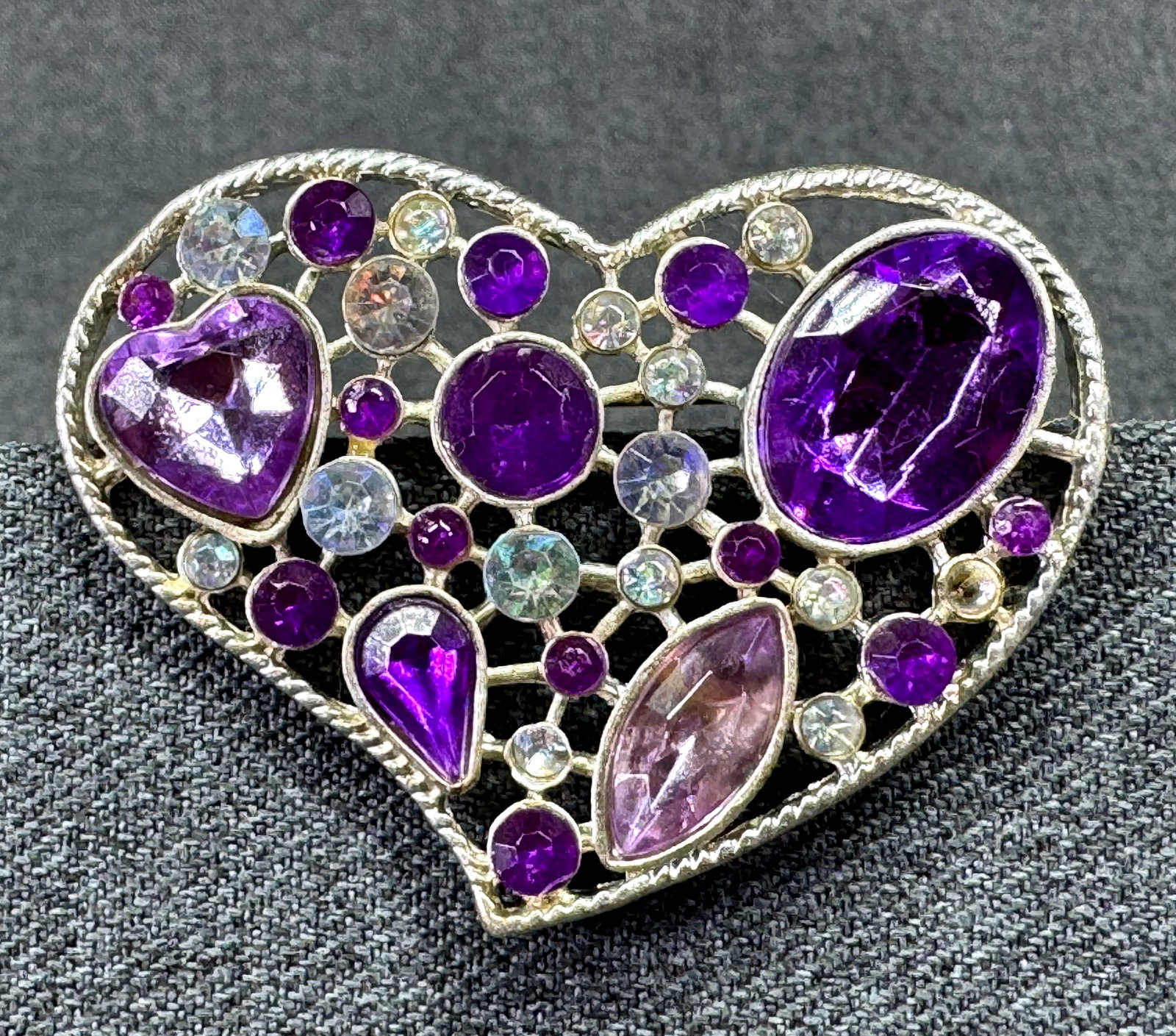 Vintage Heart Brooch with Purple & Clear Acrylic Rhinestones. Silver-tone. *L: Vintage Heart Brooch with Purple & Clear Acrylic Rhinestones. Silver-tone. Unmarked For measures please refer to the pictures taken with a measuring tape. Weight: 16 Grams. IN HOUSE FLAT SHIPPING & HA