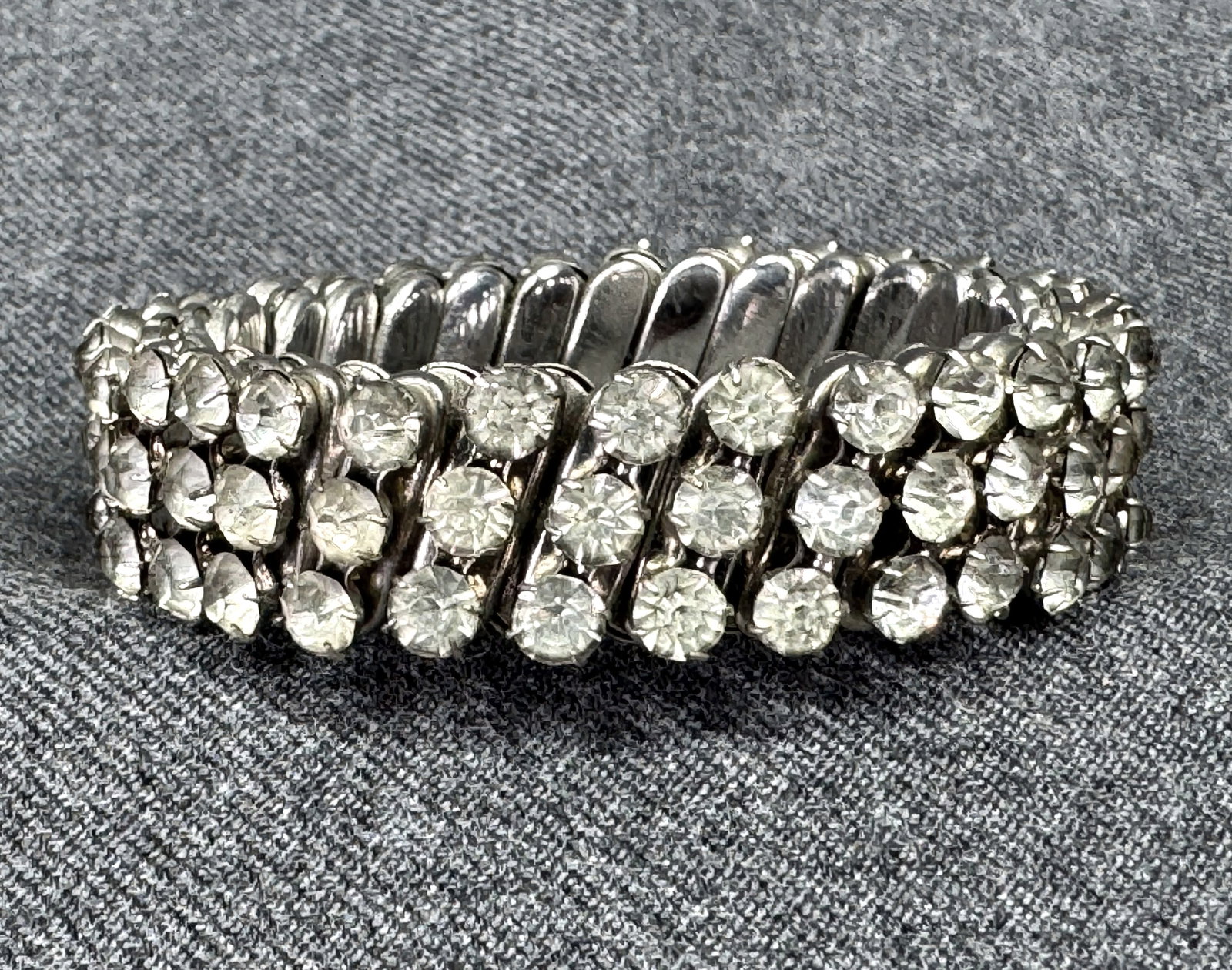 Vintage 1950s Clear Rhinestone Accordion Expansion Bracelet . Silver-tone. *L: Vintage 1950s Clear Rhinestone Accordion Expansion Bracelet . Silver-tone. Unmarked For measures please refer to the pictures taken with a measuring tape. Weight: 29 Grams. IN HOUSE FLAT SHIPPING & HA