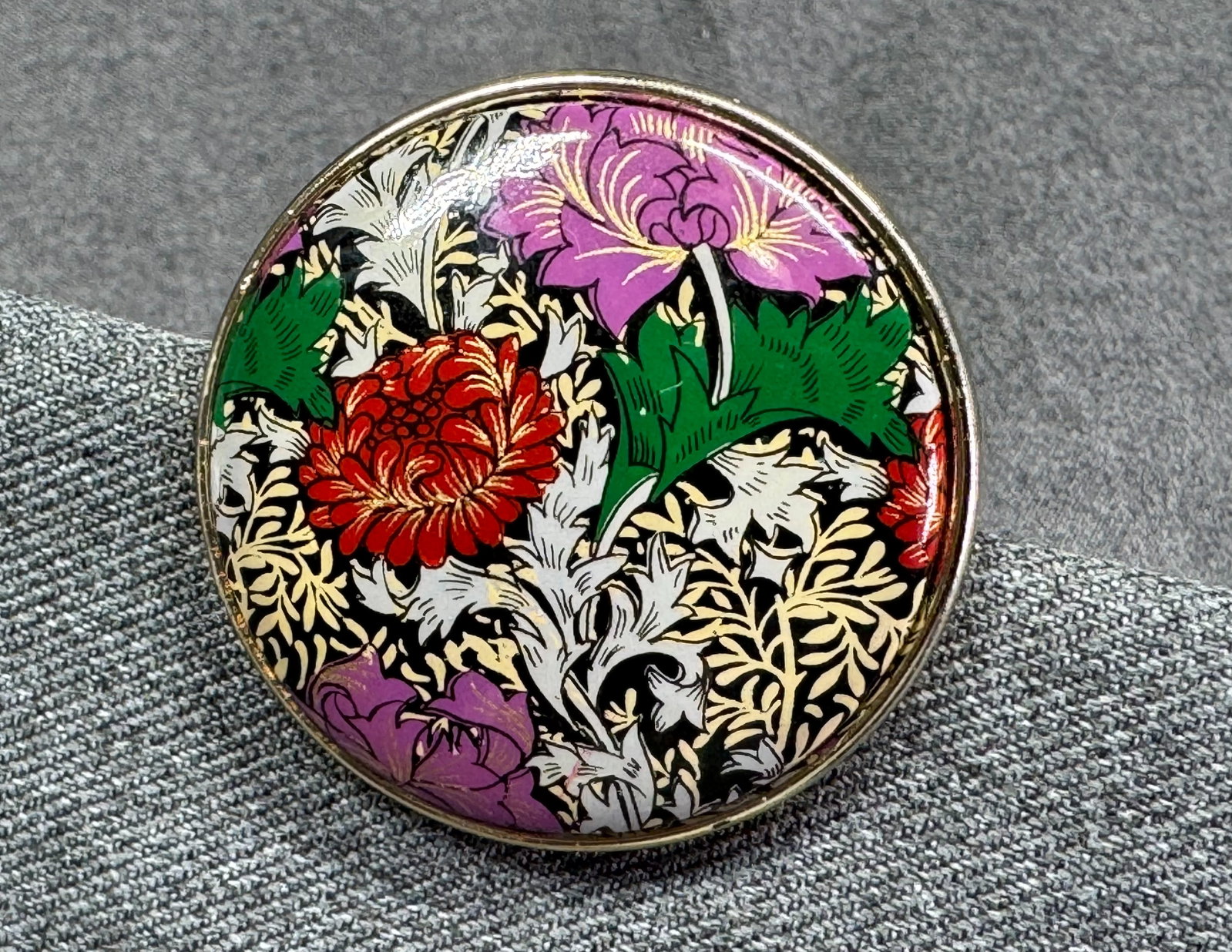 Vintage William Morris Style Blackthorn Floral Pin Brooch. Enamel Gold-tone.*L: Vintage William Morris Style Blackthorn Floral Pin Brooch. Enamel Gold-tone. Unmarked. For measures please refer to the pictures taken with a measuring tape. Weight: 8 Grams. IN HOUSE FLAT SHIPPING & 