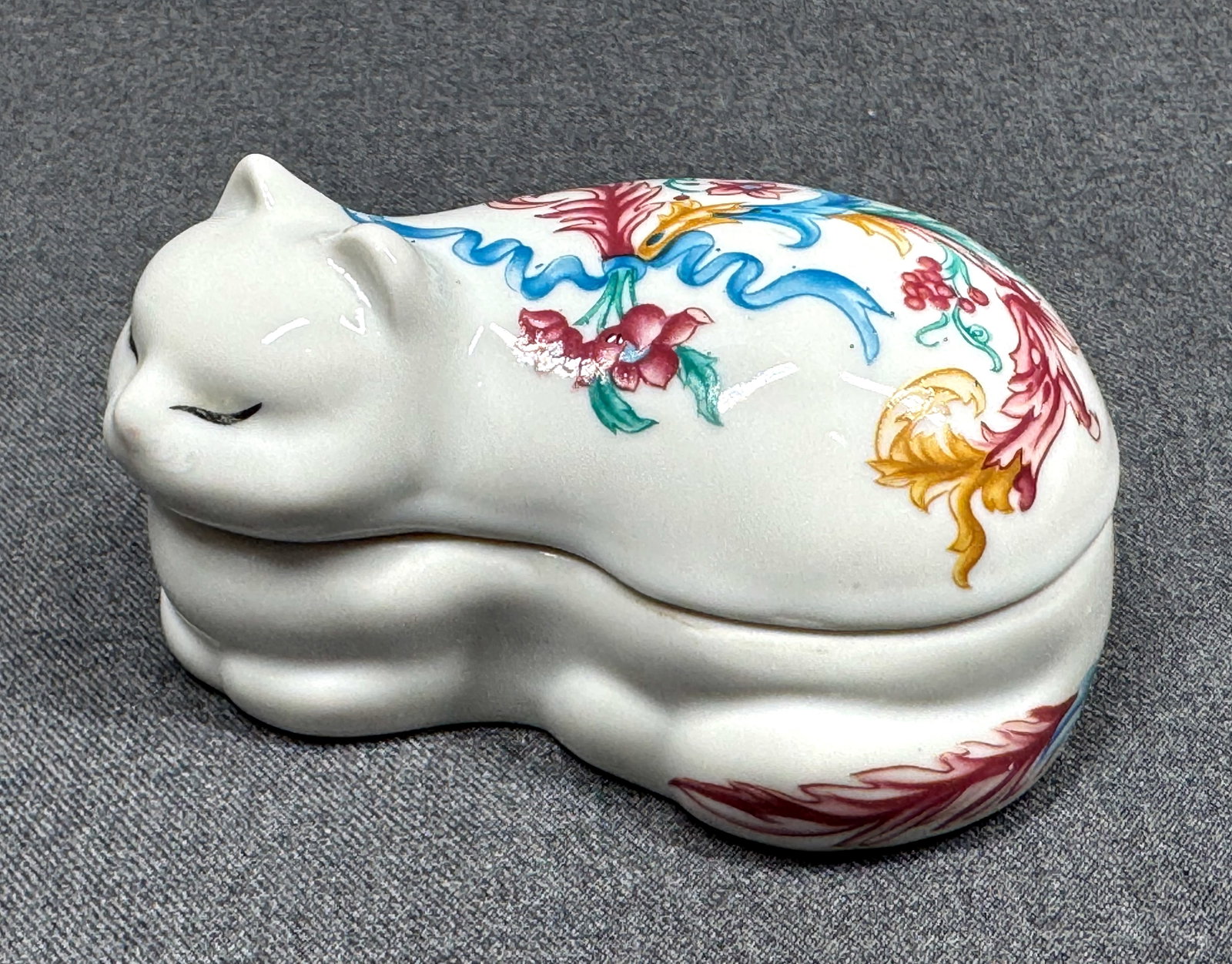 Vintage Elizabeth Arden Palais de Versailles Porcelain Cat Trinket Box Japan. *L: Vintage Elizabeth Arden Palais de Versailles Porcelain Cat Trinket Box Japan. Marked For measures please refer to the pictures taken with a measuring tape. Weight: 175 Grams. IN HOUSE FLAT SHIPPING & 