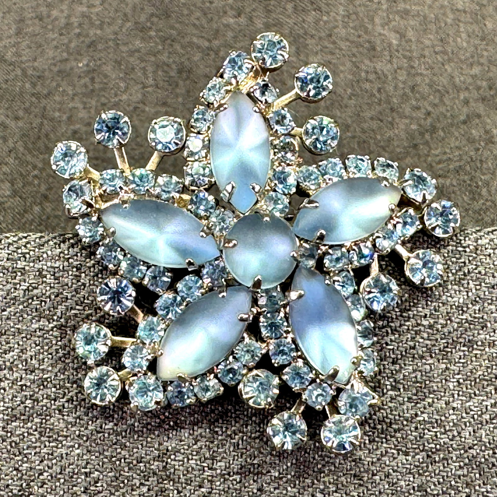 Vintage Juliana Style Blue Givre Glass & Crystal Flower Brooch. *i