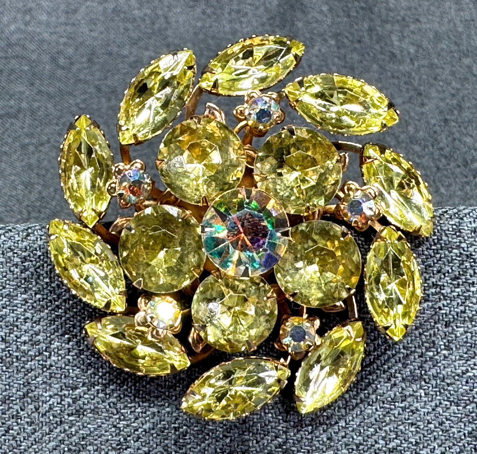 Vintage Beau Jewels Lemon Yellow & Aurora Borealis Crystal Floral Brooch Pin. *g: Vintage Beau Jewels Lemon Yellow & Aurora Borealis Crystal Floral Brooch Pin. Gold-tone. Unmarked. For measures please refer to the pictures taken with a measuring tape. Weight: 20 Grams. IN HOUSE FLA
