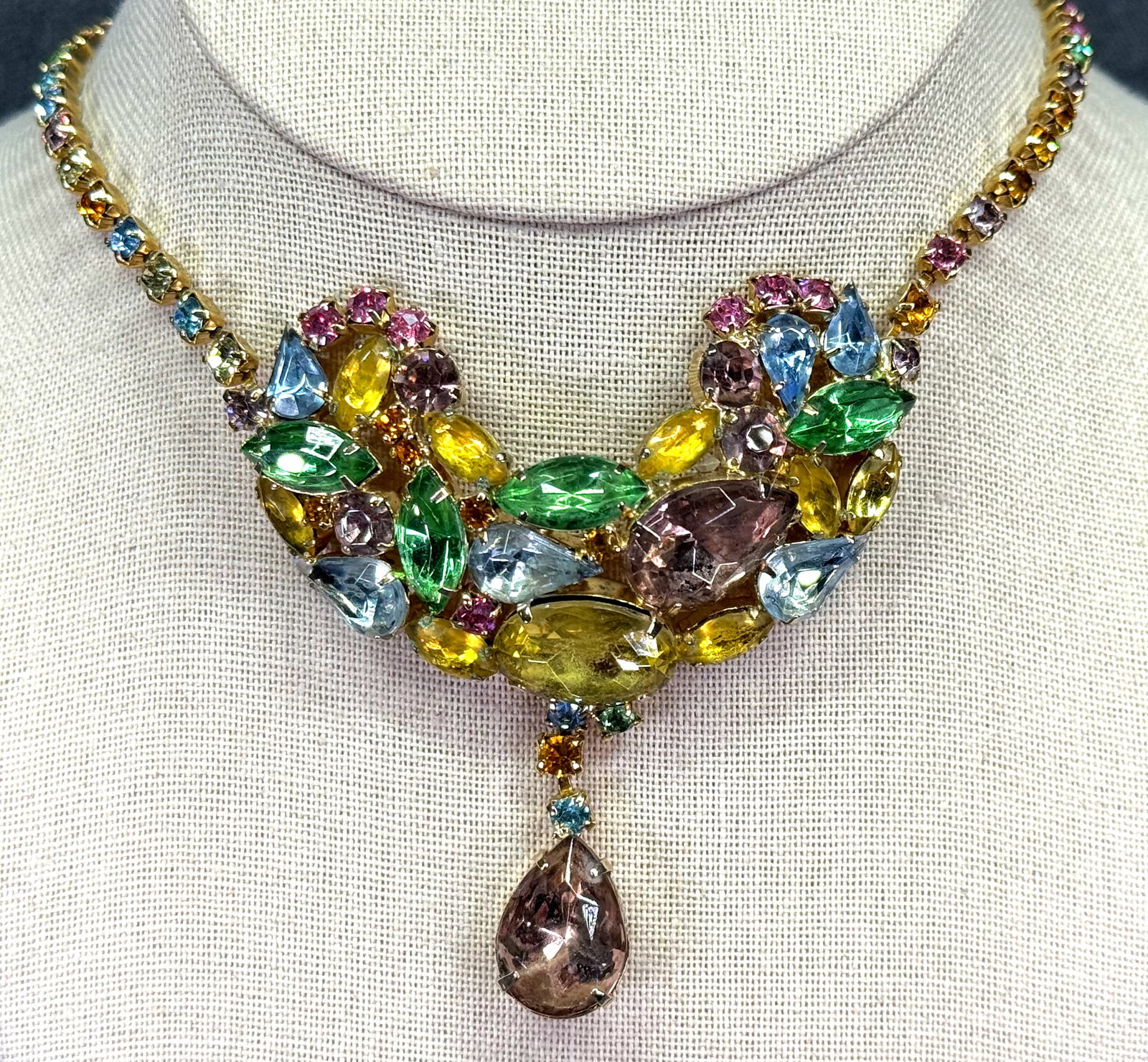 Vintage Juliana Pastel Fruit Salad Rhinestone Bib Necklace. Gold-tone. *g: Vintage Juliana Pastel Fruit Salad Rhinestone Bib Necklace. Gold-tone.Unmarked. For measures please refer to the pictures taken with a measuring tape. Weight: 38 Grams. IN HOUSE FLAT SHIPPING & HANDLI