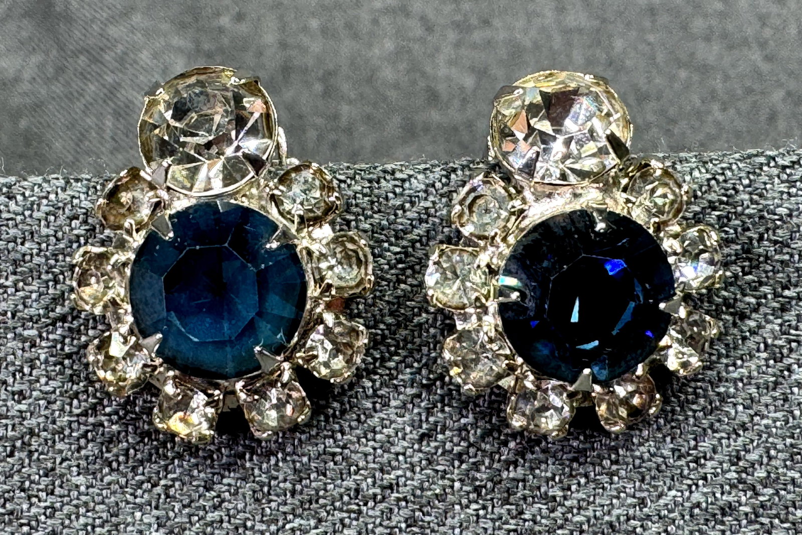 Vintage Navy Blue & Clear Crystals Halo Clip On Earrings. Silver-tone. *i: Vintage Navy Blue & Clear Crystals Halo Clip On Earrings. Silver-tone. Unmarked. For measures please refer to the pictures taken with a measuring tape. Weight: 10 Grams. IN HOUSE FLAT SHIPPING & HANDL