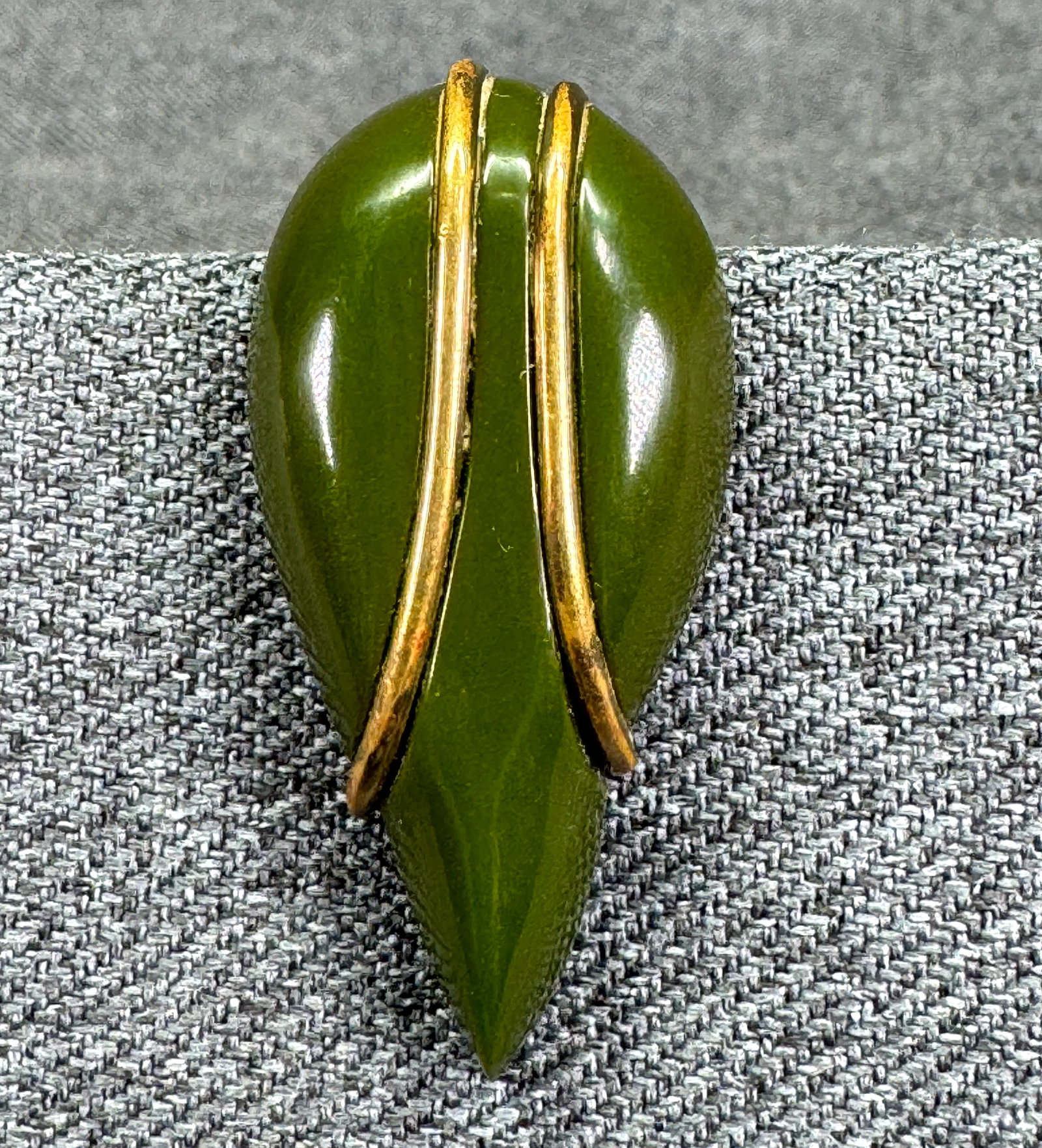 Vintage Green Spinach Bakelite Teardrop Clip Brooch. Gold-Tone Wire Accents . *g