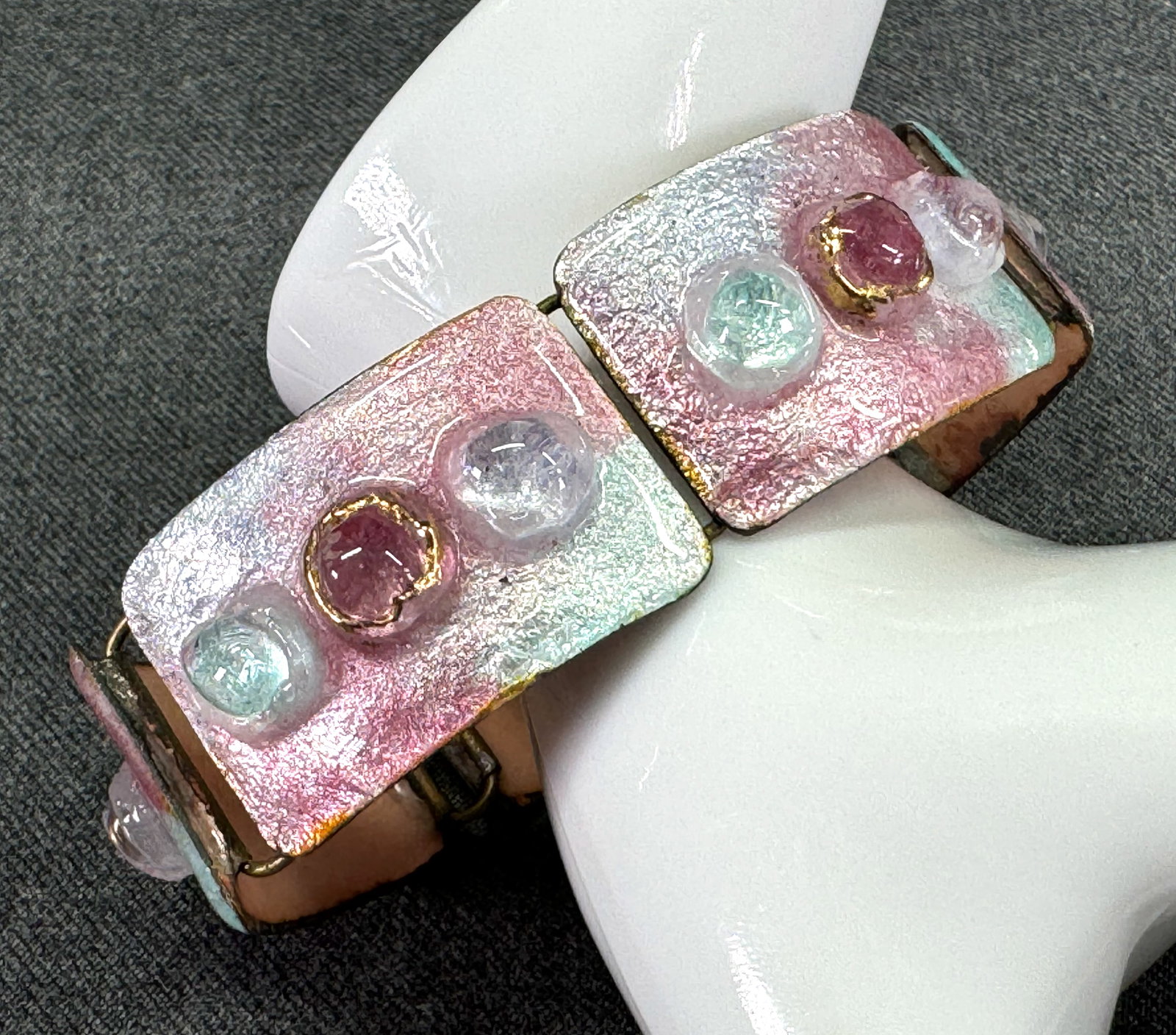 Vintage MCM Geneviève Favre France Modernist Enamel Bracelet. Glass Cabochon.: Vintage MCM Geneviève Favre France Modernist Enamel on Metal Panels Bracelet. Glass Cabochons. Signed. For measures please refer to the pictures taken with a measuring tape. Weight: 45 Grams. IN 