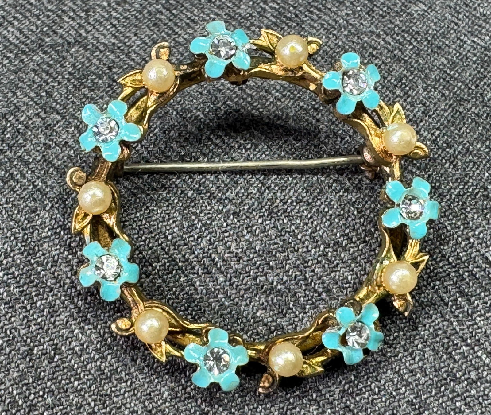 Vintage forget me not flower brooch pin / pendant. Crystals, pearly enamel gold-toned. *c