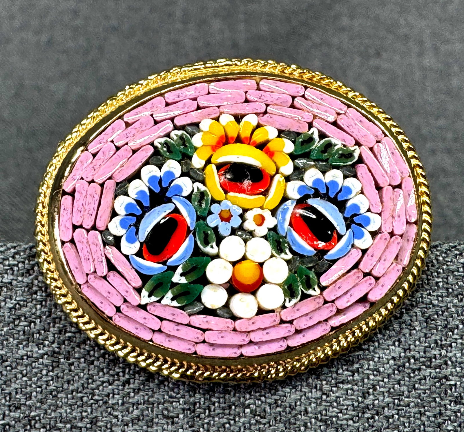 Vintage Italian Micro Mosaic Pink Floral Oval Brooch Pin. Gold-tone setting.*i: Vintage Italian Micro Mosaic Pink Floral Oval Brooch Pin. Gold-tone setting. Marked Italy. For measures please refer to the pictures taken with a measuring tape. Weight: 16 Grams. IN HOUSE FLAT SHIPPI