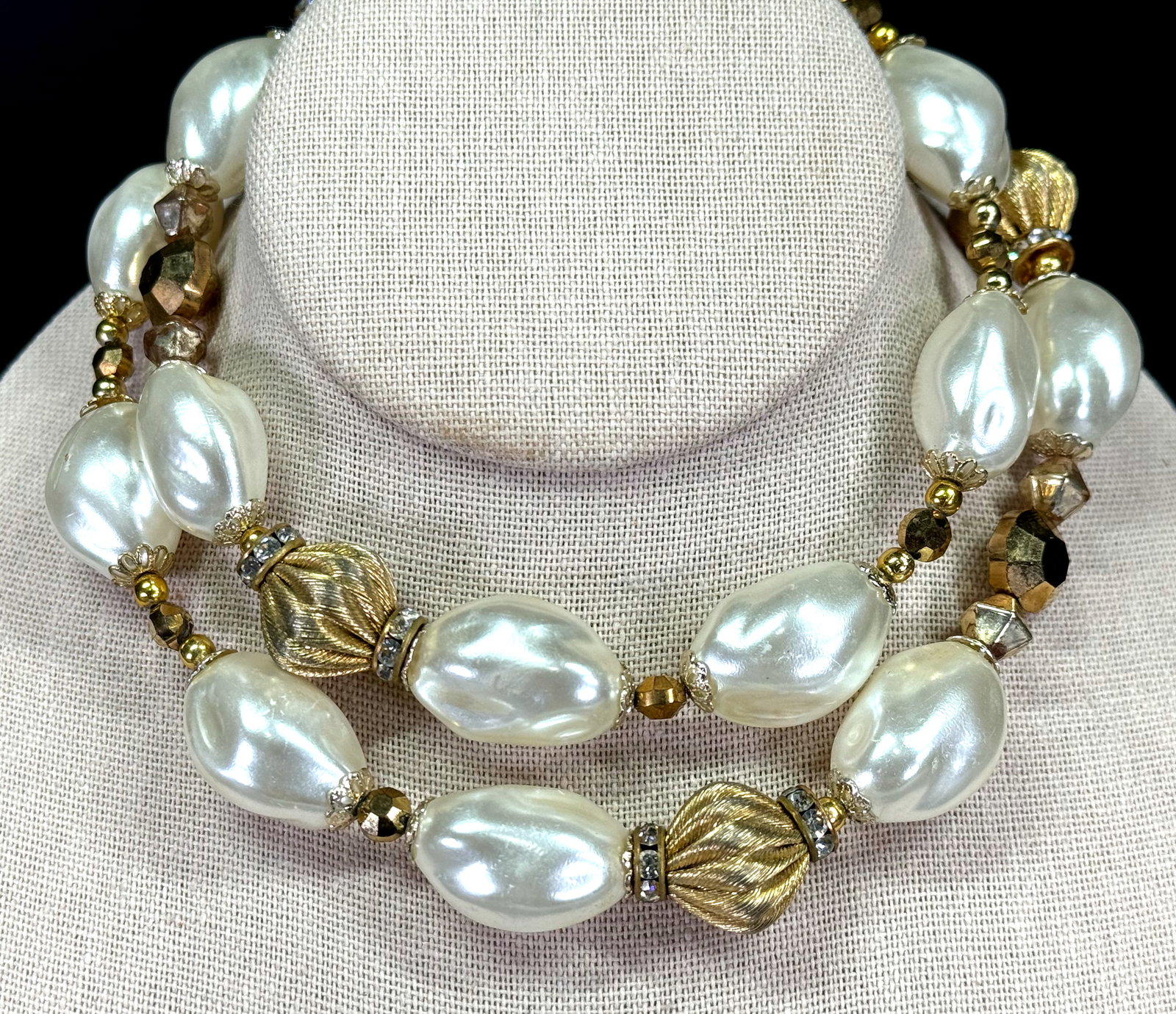 Vintage 80s faux baroque pearls, crystals & goldtone metal necklace.
