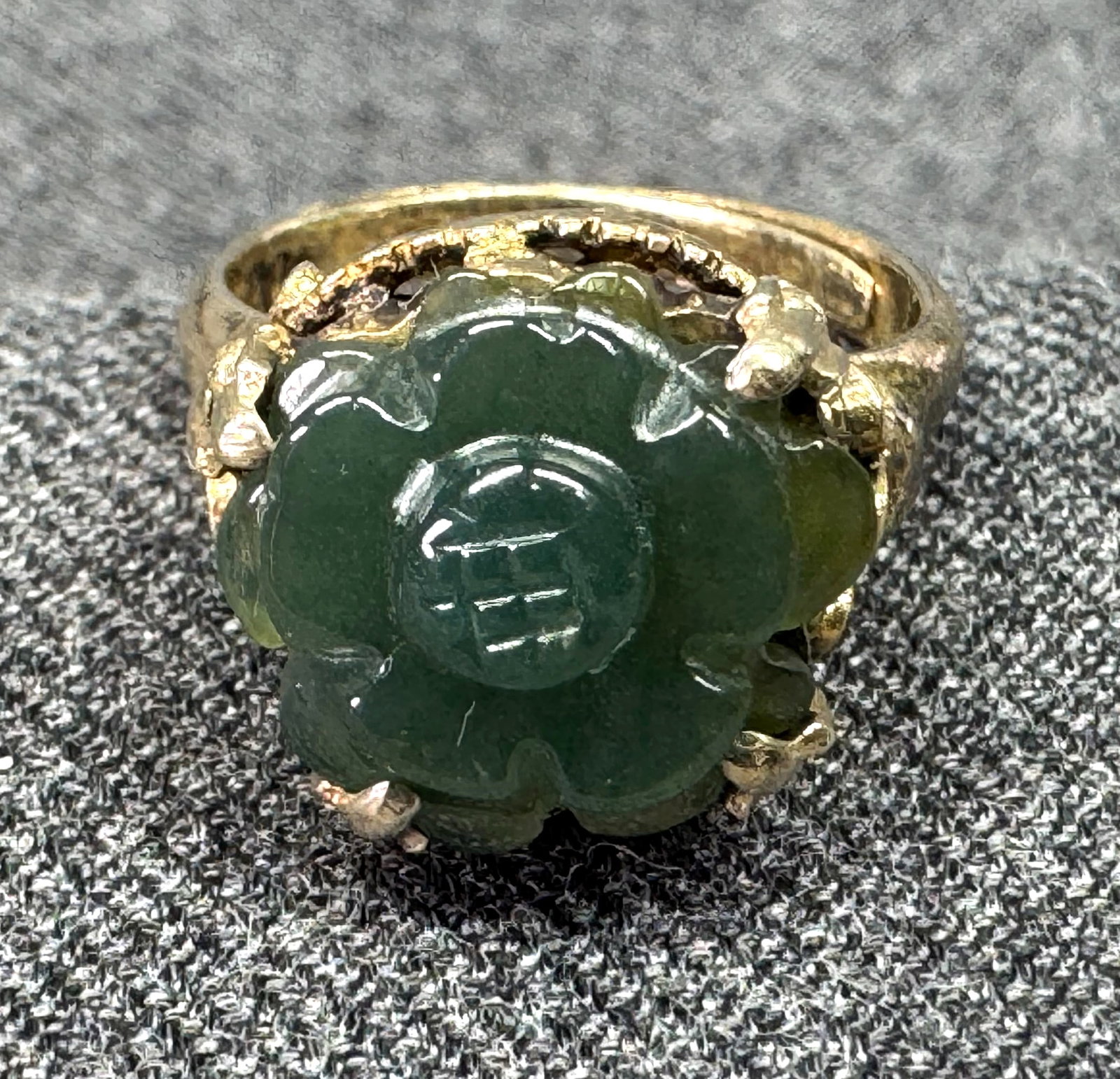Vintage China Export Jadeite Flower Ring. Gilt Sterling. Adjustable. *g: Vintage China Export Carved Jadeite Flower Ring, Gold Vermeil Over Silver. Adjustable. Marked Silver, Made in China . For measures please refer to the pictures taken with a measuring tape. Weight: 4.1