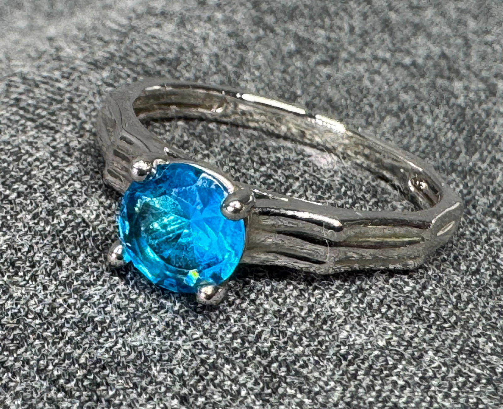 Vibrant Blue CZ Solitaire Ring. Silver-tone. *g