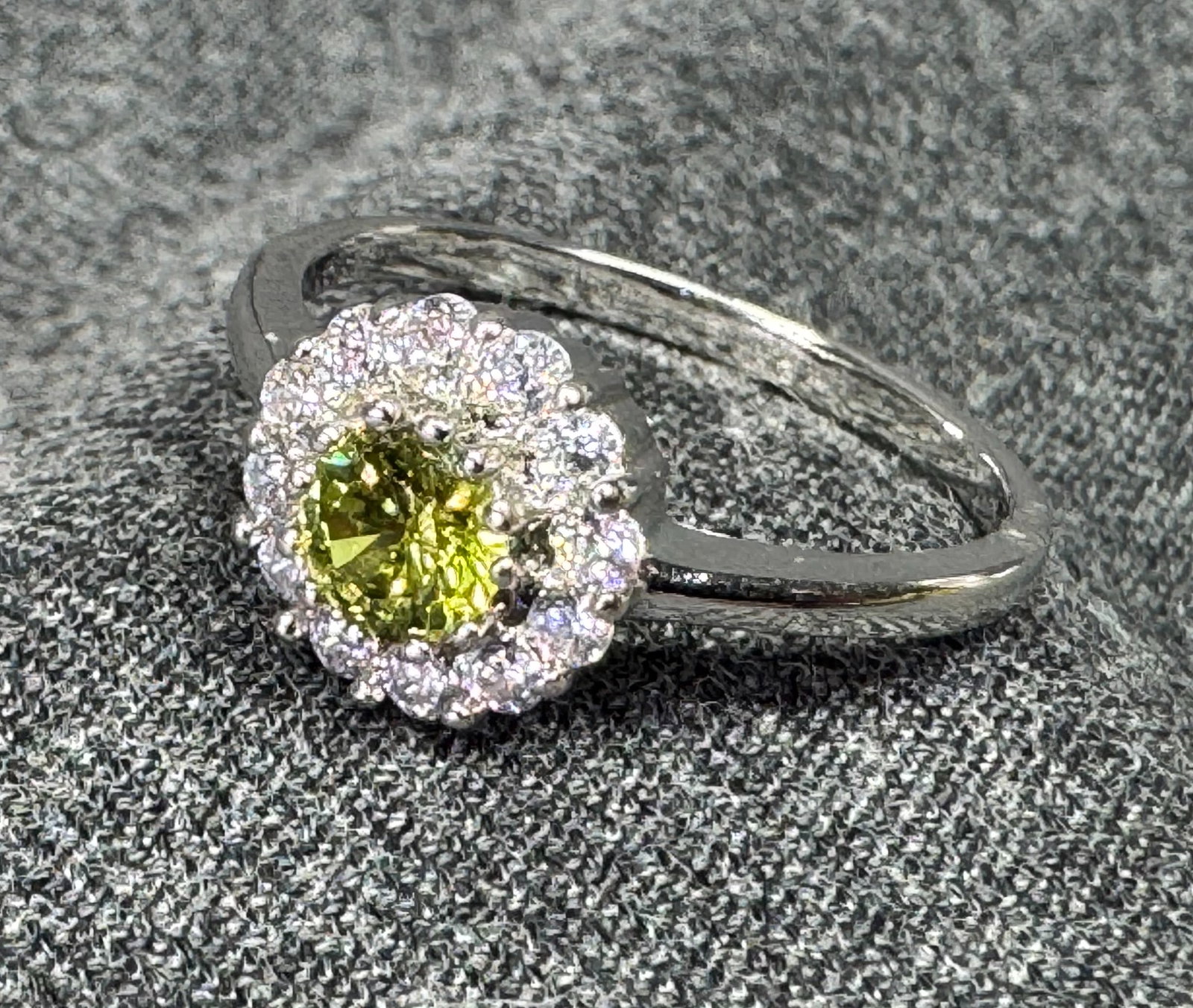 Green Stone Flower Halo Cluster Ring. Silver-tone. *g