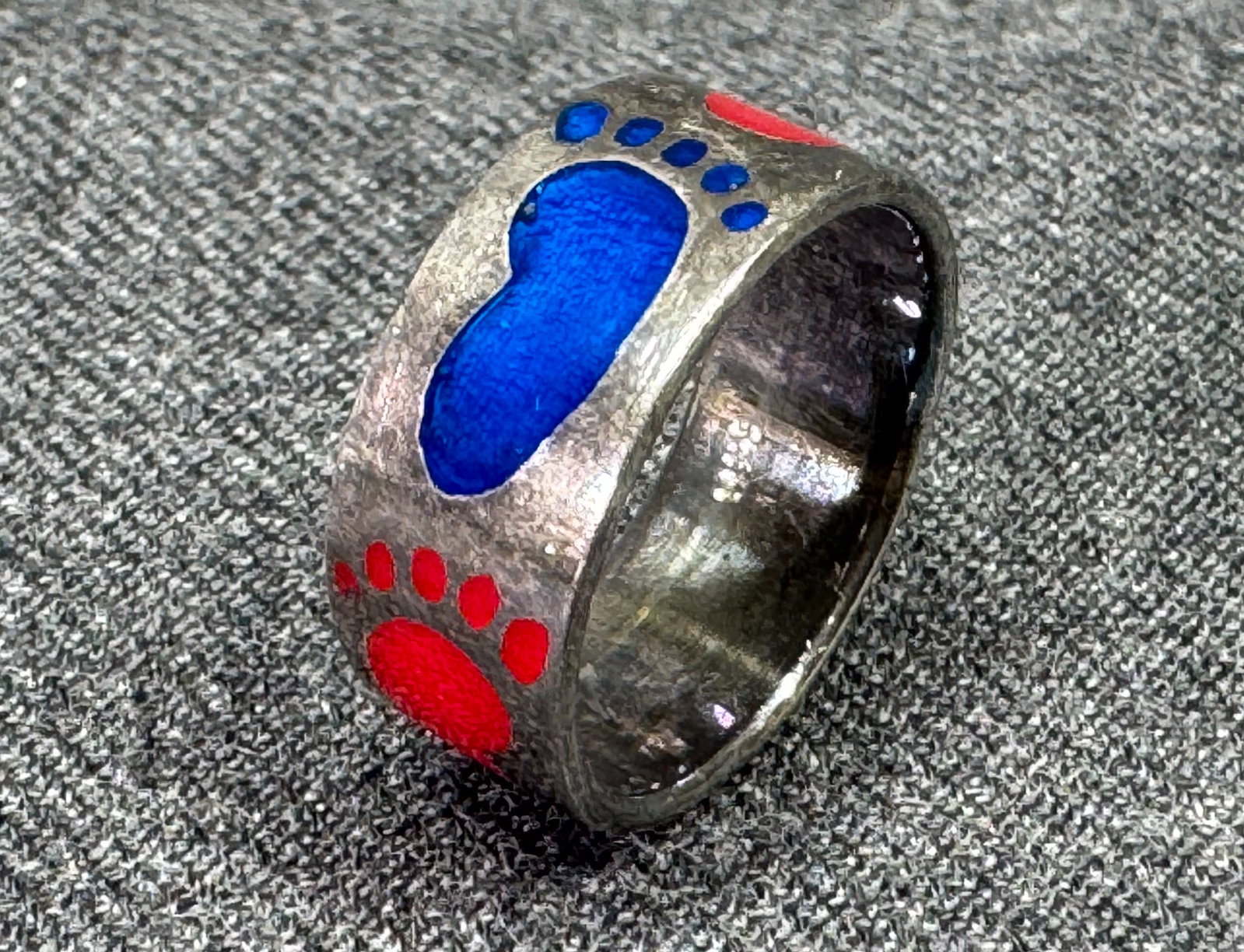 Artisan Sterling Silver Inlay Enamel Footprints in the Sand Band Ring. *K: Artisan Sterling Silver Inlay Enamel Footprints in the Sand Band Ring. Marked 925. For measures please refer to the pictures taken with a measuring tape. Weight: 3.54 Grams. IN HOUSE FLAT SHIPPING & H