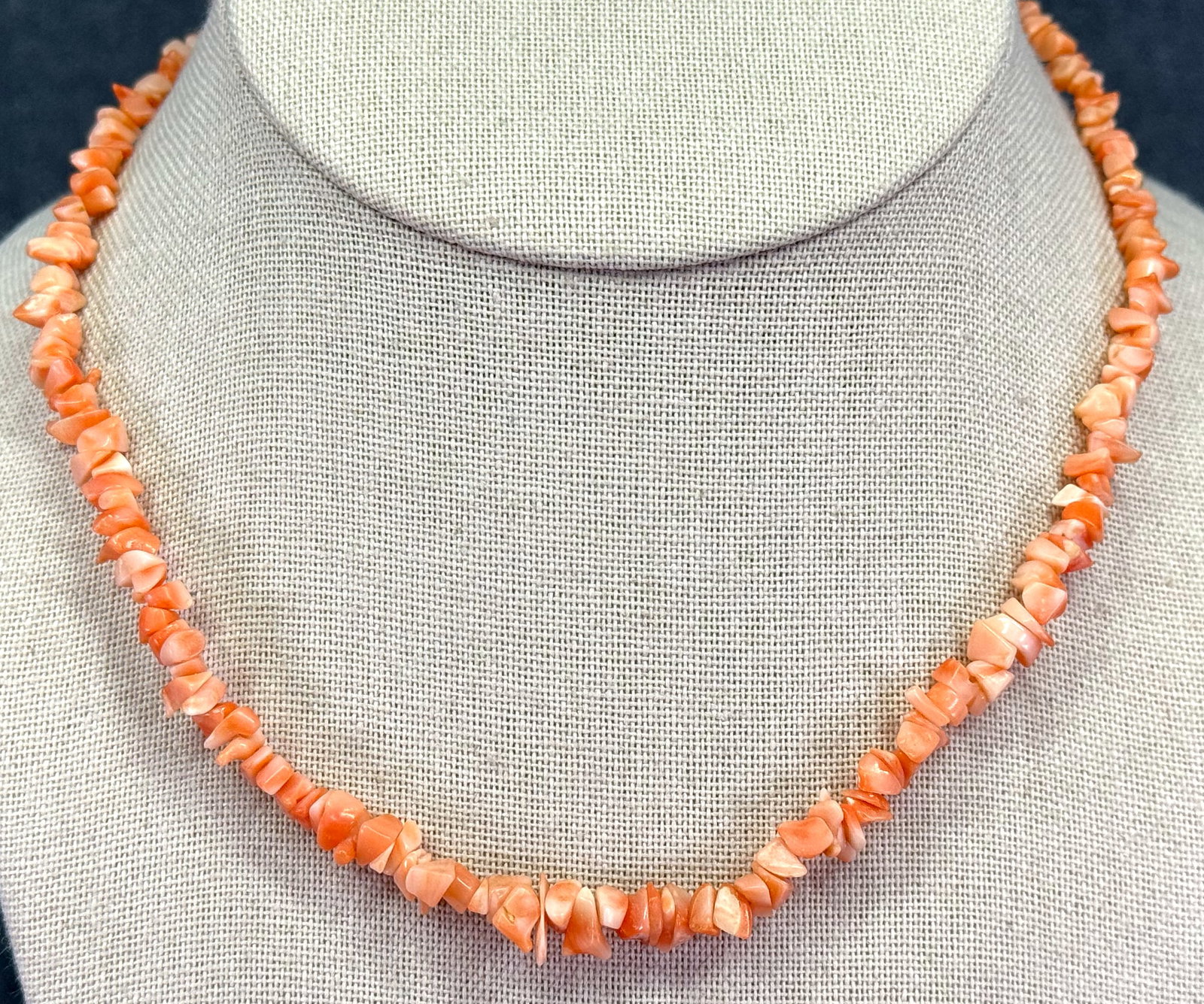 Vintage natural coral chips necklace. 12K gold-filled filigree clasp. *e: Vintage natural coral chips necklace. 12K gold-filled filigree clasp. Marked 1/20 12K GF. For measures please refer to the pictures that were taken with a measuring tape. Weight:14 Grams. IN HOUSE FLA