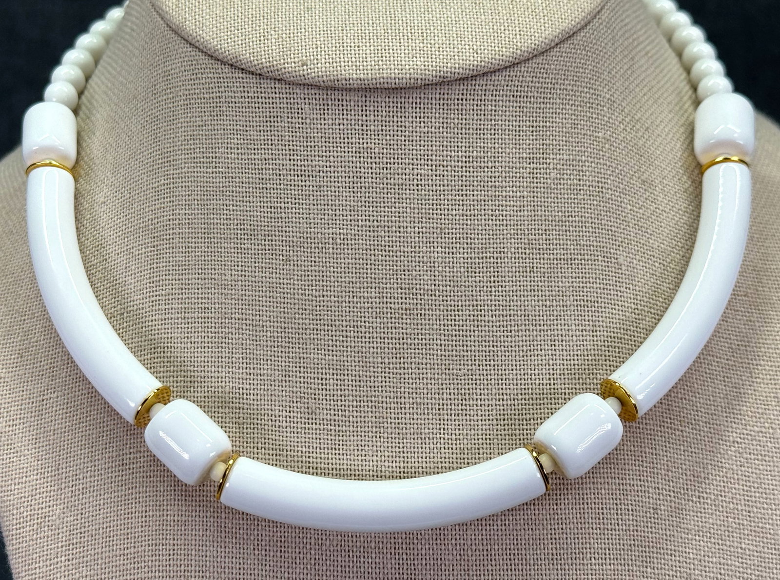 Vintage 1978 Sarah Coventry White Magic Lucite Choker Necklace. *K (1 of 9)
