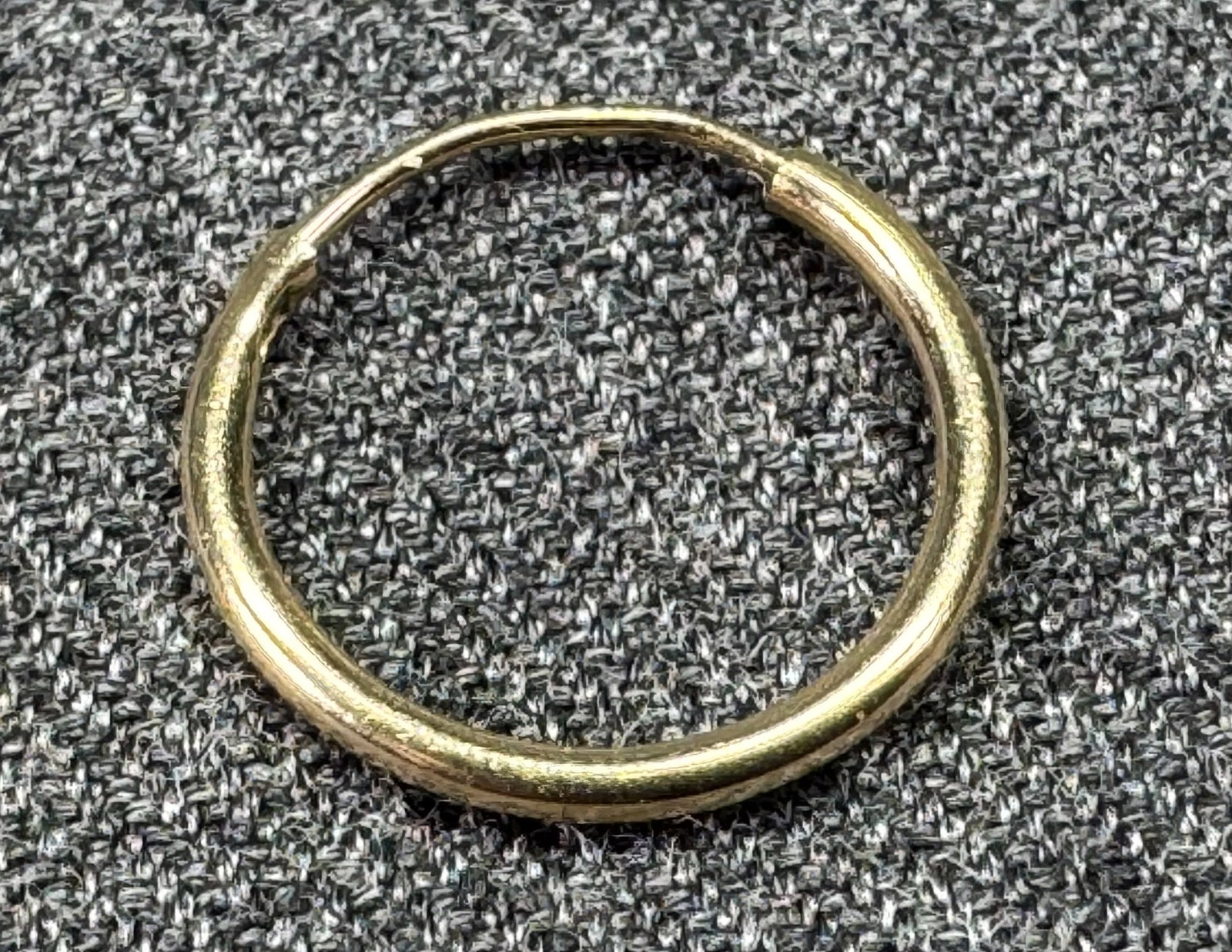Vintage solid 10K solid yellow gold single hoop earring