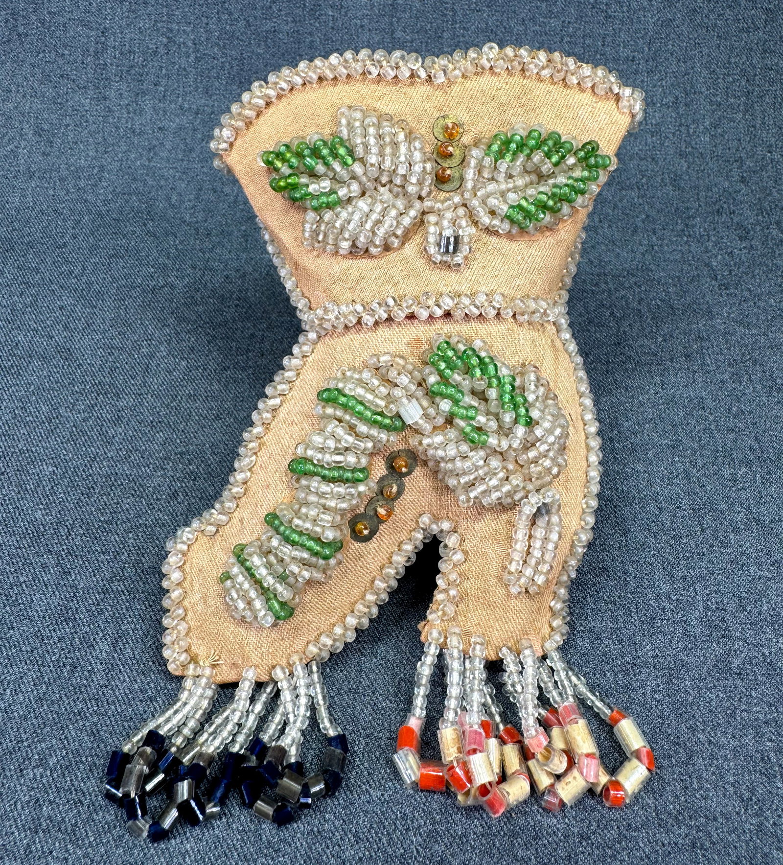 Antique 1906 Iroquois Beaded Boot Whimsey Native American Pincushion Pocket *i: Antique 1906 Iroquois Beaded Boot Whimsey Native American Pincushion Pocket. Hand-written and dated 1906 on the back. For measures please refer to the pictures taken with a measuring tape. Weight: 75 